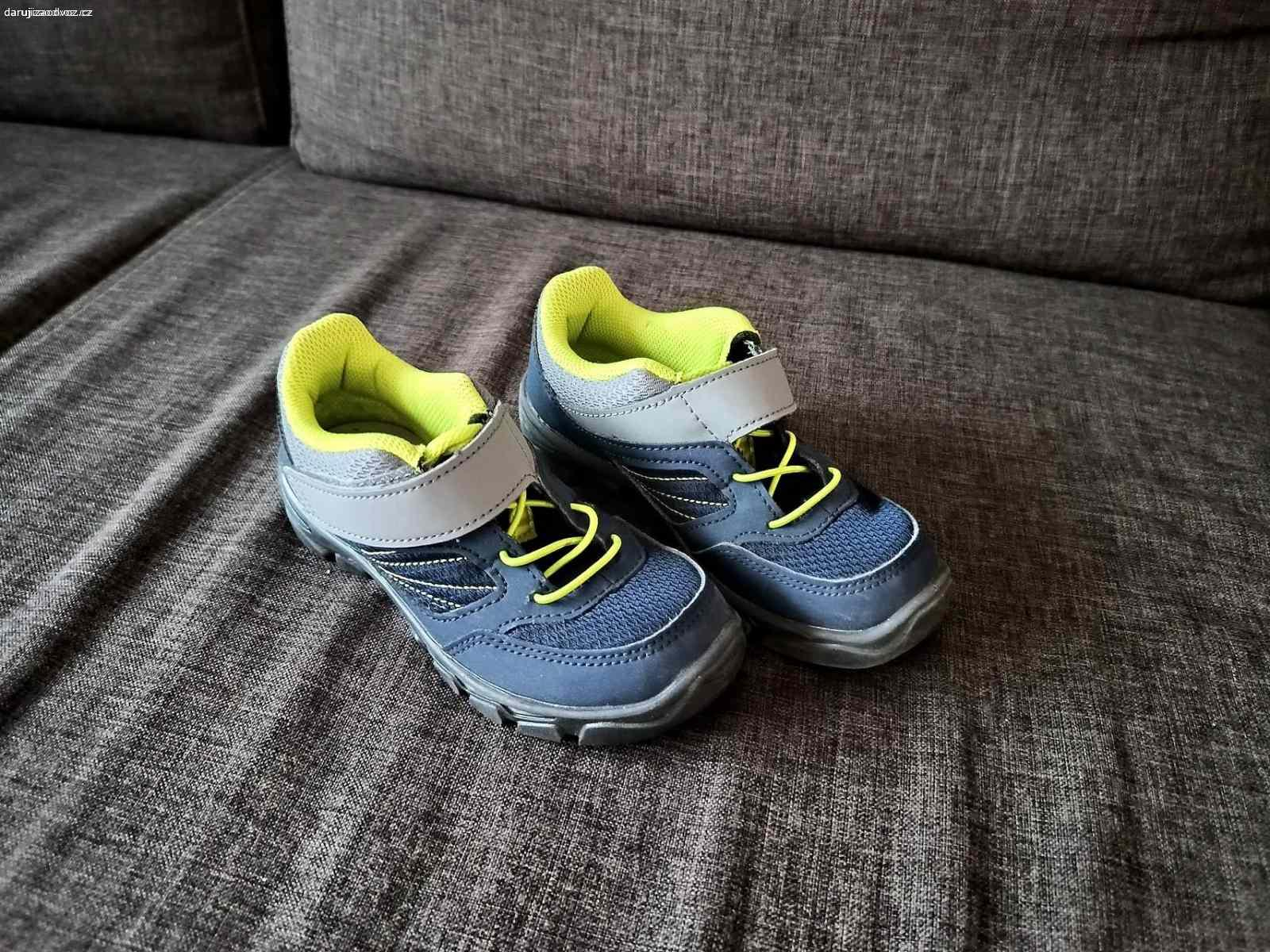 Dětské sportovní boty, velikost 30. Přenechám dětské sportovní boty Quechua, velikost 30, nenošené. Jen osobní odběr.