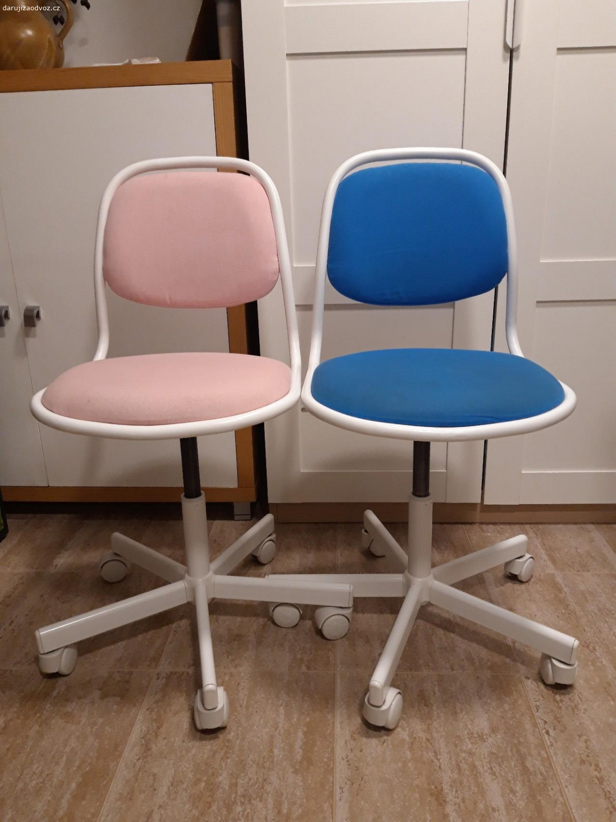 Dětské židle IKEA. 2 dětské židle pro malé školáčky - modrá a růžová
