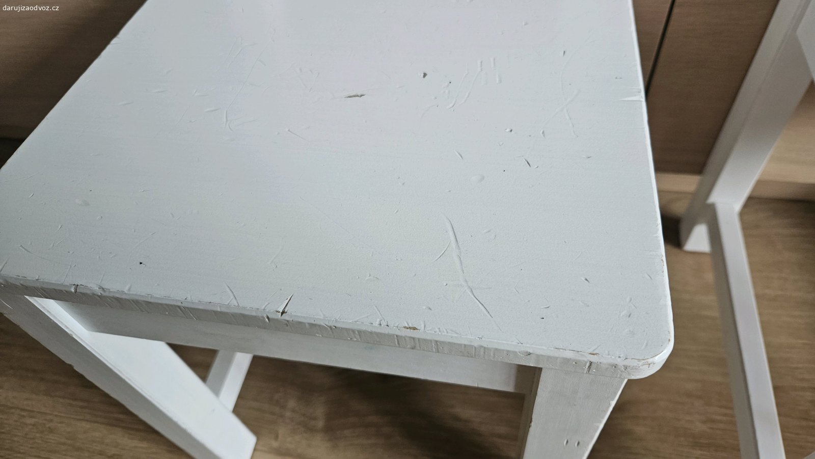 dětské židličky IKEA. Daruji 2 židličky IKEA, mají rýhy i nějaké to zabarvení.
