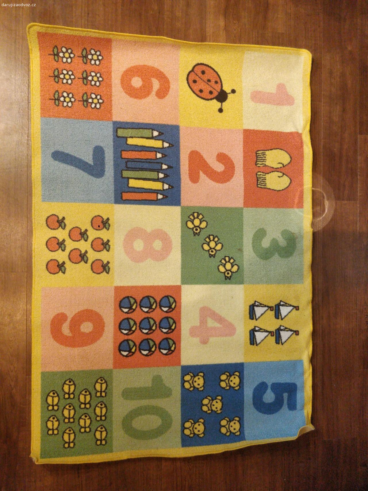 Dětský koberec. Koberec s čísly 1-10 a obrázky s odpovídajícím počtem předmětů. Rozměry 147×100 cm. Lehce znečištěný.