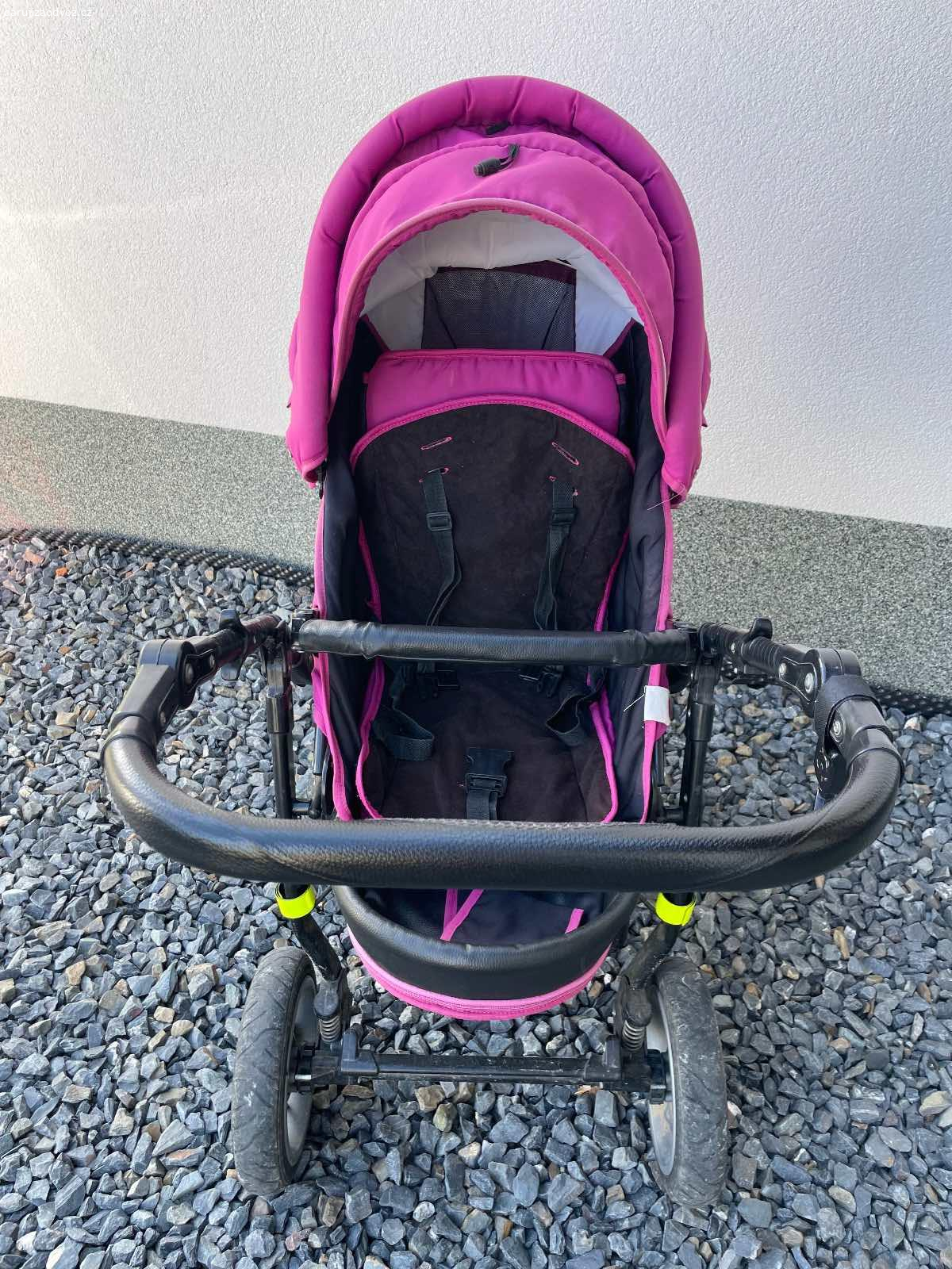 Dětský kočárek ADBOR. Daruji zdarma za odvoz dětský kočárek, starší, velmi prostorný, opotřebený, plně funkční, odpružený s nafukovacími koly, takže zvládne i terén. Polstrovaní potřeba sundat a vyprat. Mám i hlubokou korbu. Osobní odběr Zlín.