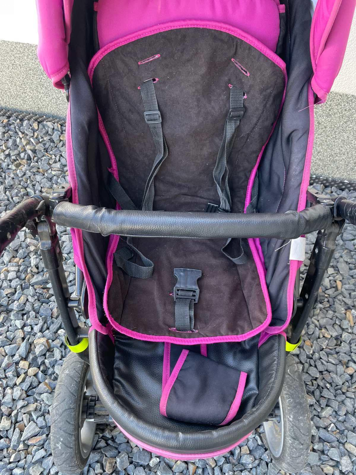 Dětský kočárek ADBOR. Daruji zdarma za odvoz dětský kočárek, starší, velmi prostorný, opotřebený, plně funkční, odpružený s nafukovacími koly, takže zvládne i terén. Polstrovaní potřeba sundat a vyprat. Mám i hlubokou korbu. Osobní odběr Zlín.