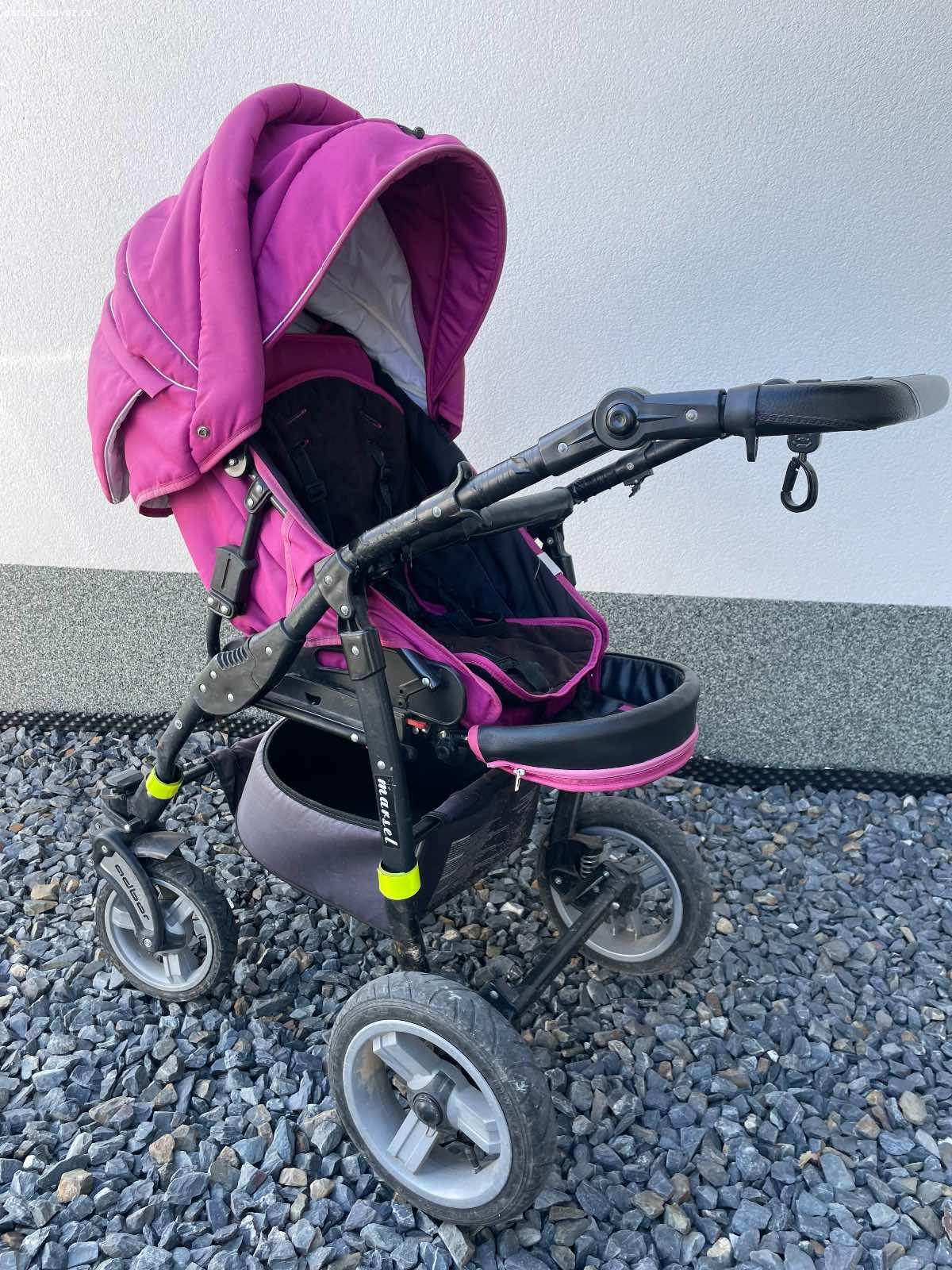 Dětský kočárek ADBOR. Daruji zdarma za odvoz dětský kočárek, starší, velmi prostorný, opotřebený, plně funkční, odpružený s nafukovacími koly, takže zvládne i terén. Polstrovaní potřeba sundat a vyprat. Mám i hlubokou korbu. Osobní odběr Zlín.