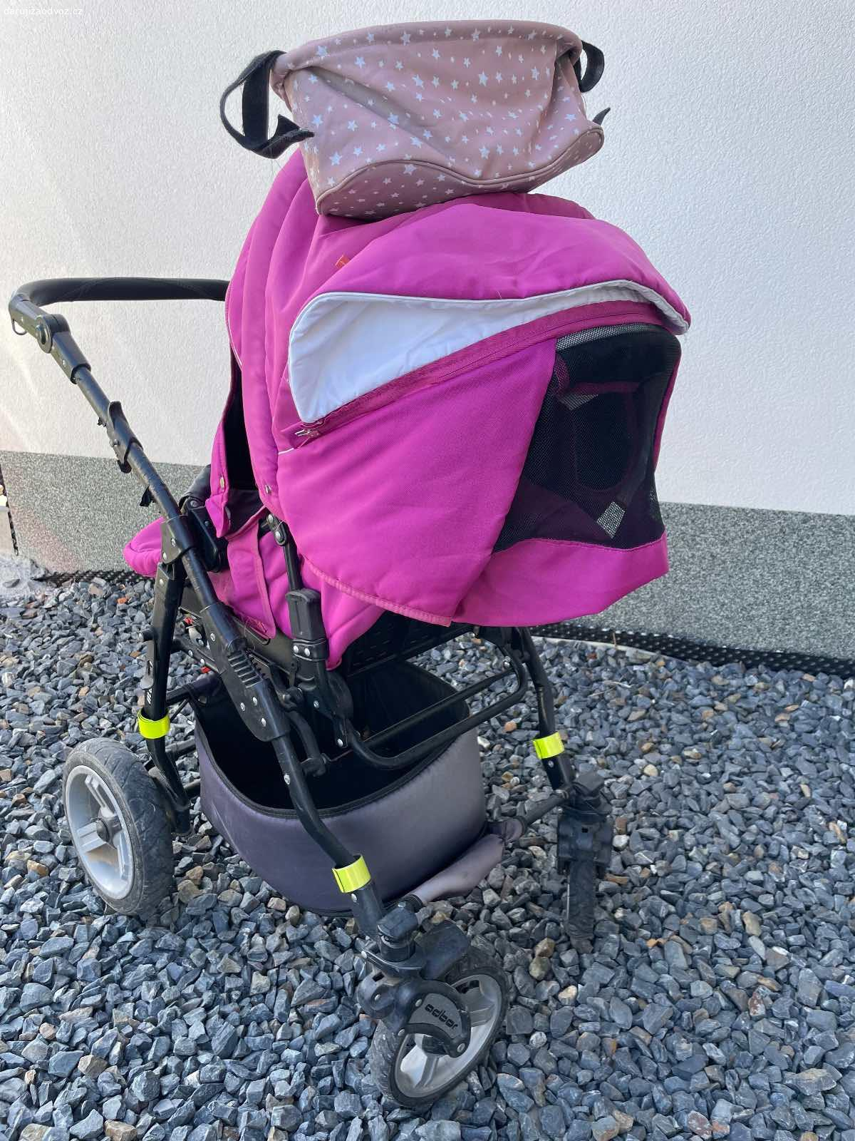 Dětský kočárek ADBOR. Daruji zdarma za odvoz dětský kočárek, starší, velmi prostorný, opotřebený, plně funkční, odpružený s nafukovacími koly, takže zvládne i terén. Polstrovaní potřeba sundat a vyprat. Mám i hlubokou korbu. Osobní odběr Zlín.