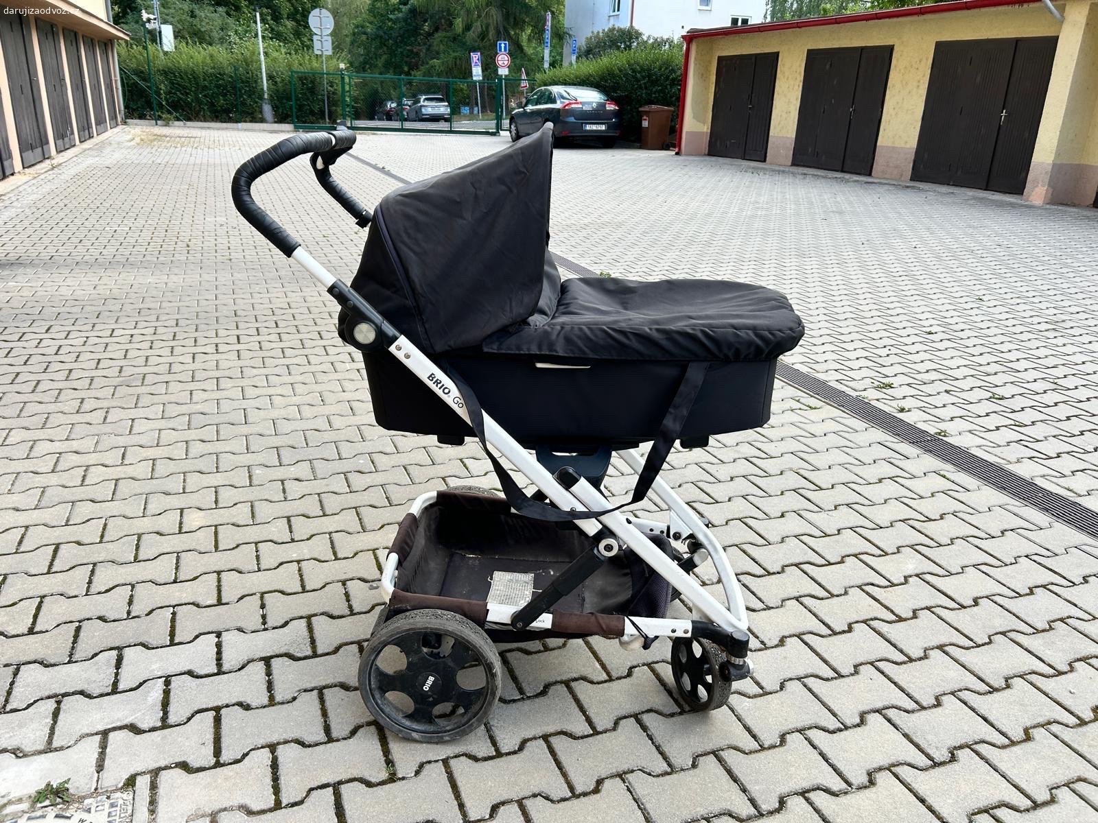Detsky kocarek Brio Go. Pouzivany kocarek, ale plne funkcni. Na leve strane drzadla je popraskana guma na rukojeti, jinak bez vetsich vad. Je uz delsi dobu v kocarkarne, takze bude potrebovat vycistit.