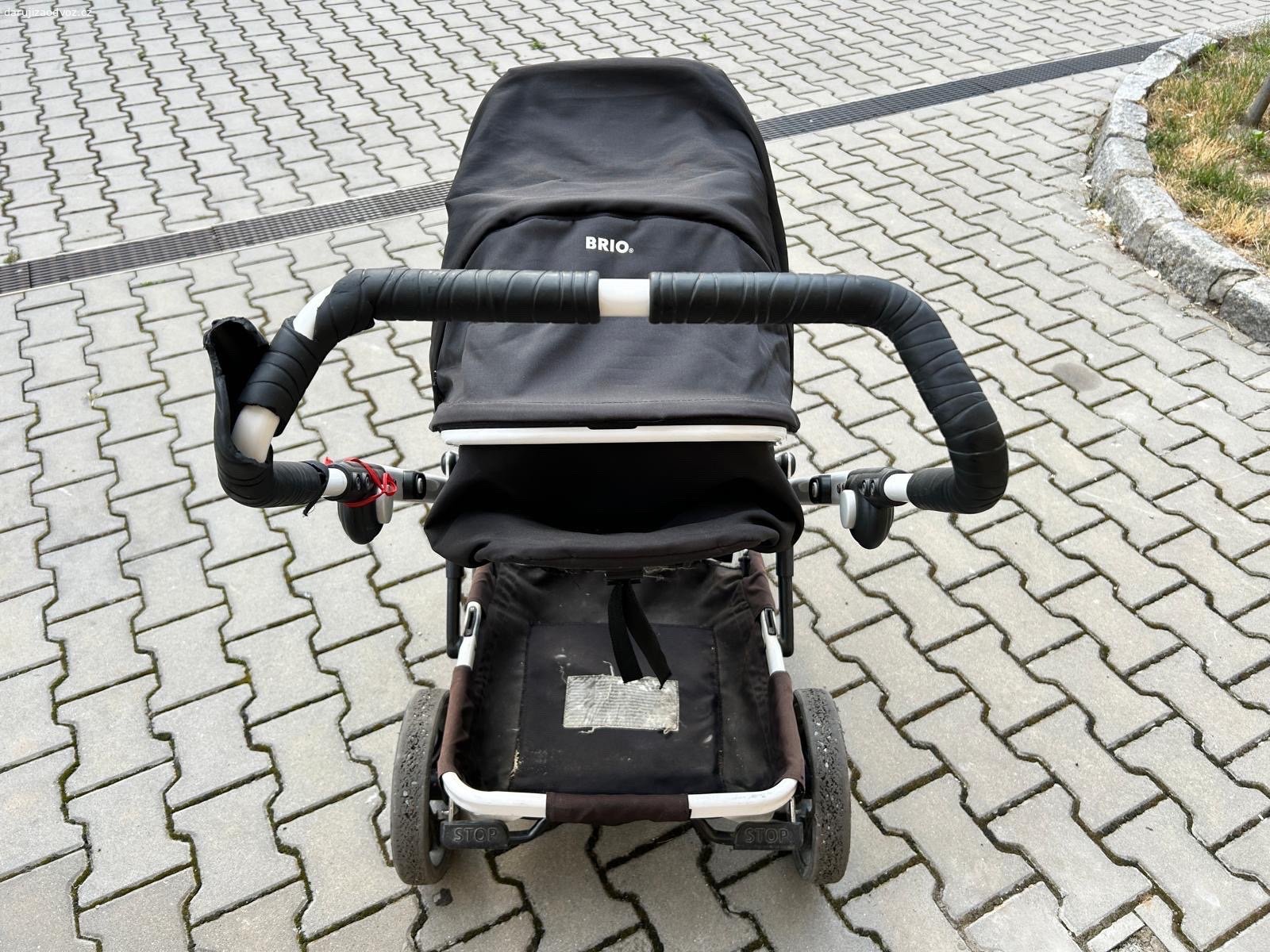 Detsky kocarek Brio Go. Pouzivany kocarek, ale plne funkcni. Na leve strane drzadla je popraskana guma na rukojeti, jinak bez vetsich vad. Je uz delsi dobu v kocarkarne, takze bude potrebovat vycistit.