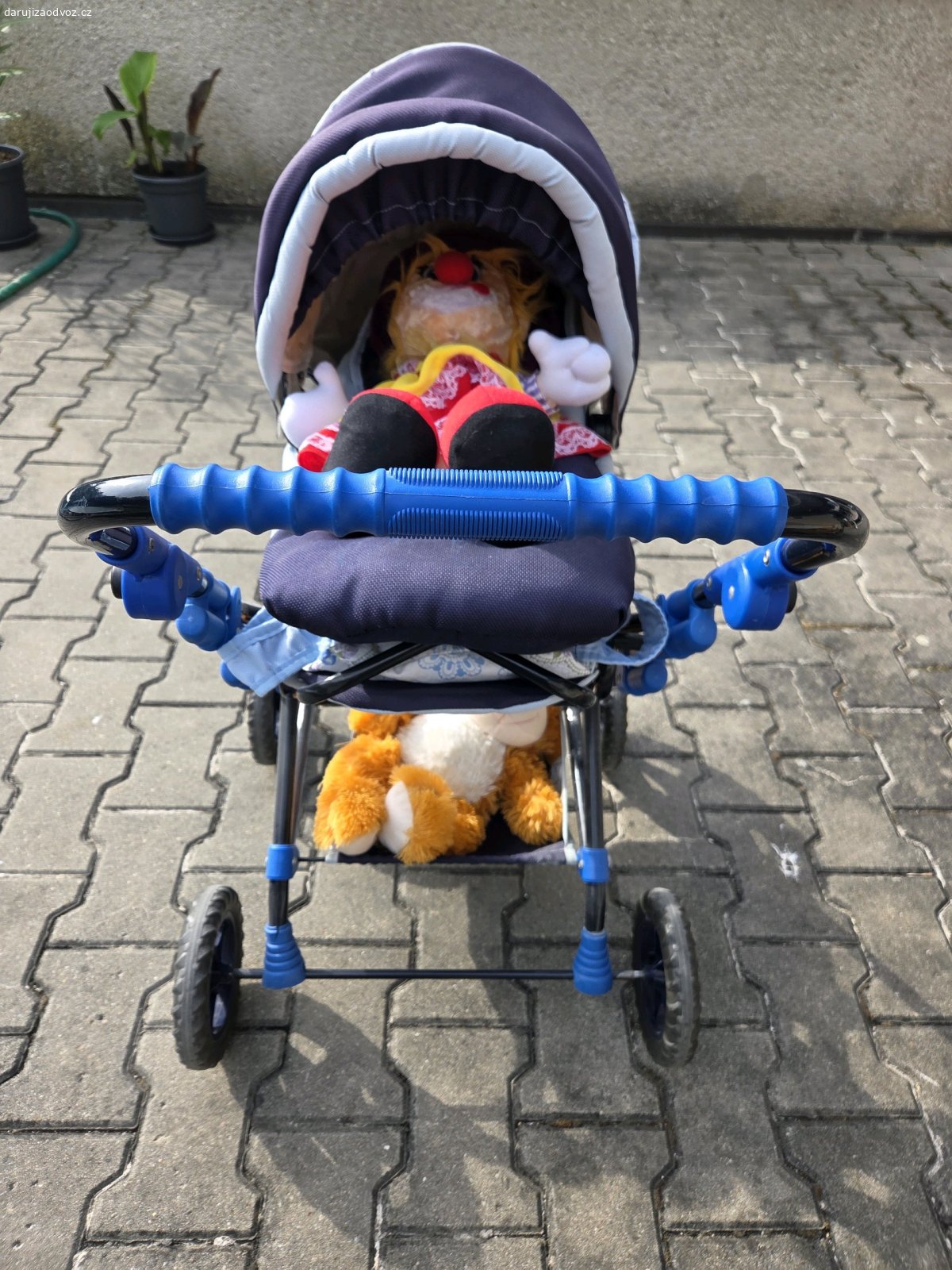 Dětský kočárek. Kočárek je bez závad jako nový. Žádná hrkotka je pevný jako velké kočárky.