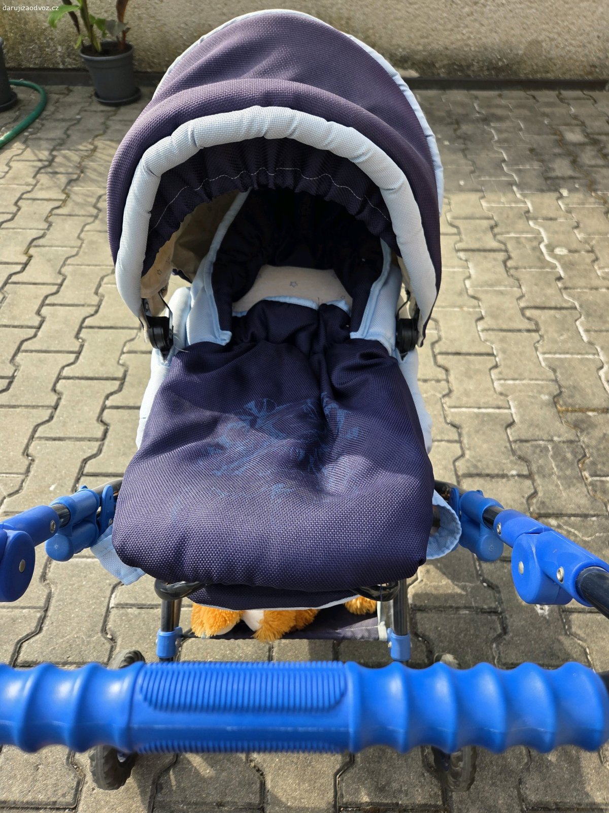 Dětský kočárek. Kočárek je bez závad jako nový. Žádná hrkotka je pevný jako velké kočárky.