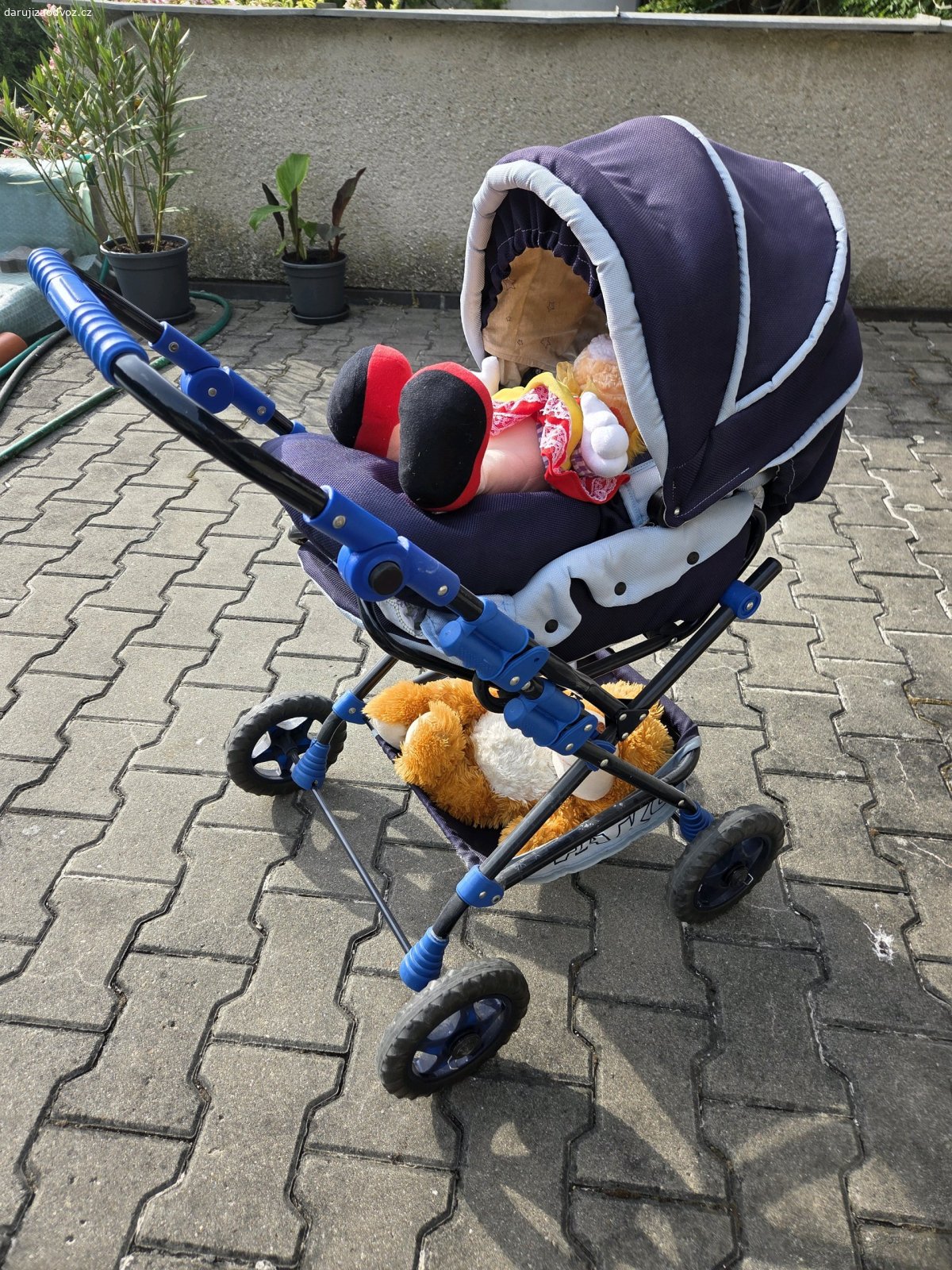 Dětský kočárek. Kočárek je bez závad jako nový. Žádná hrkotka je pevný jako velké kočárky.