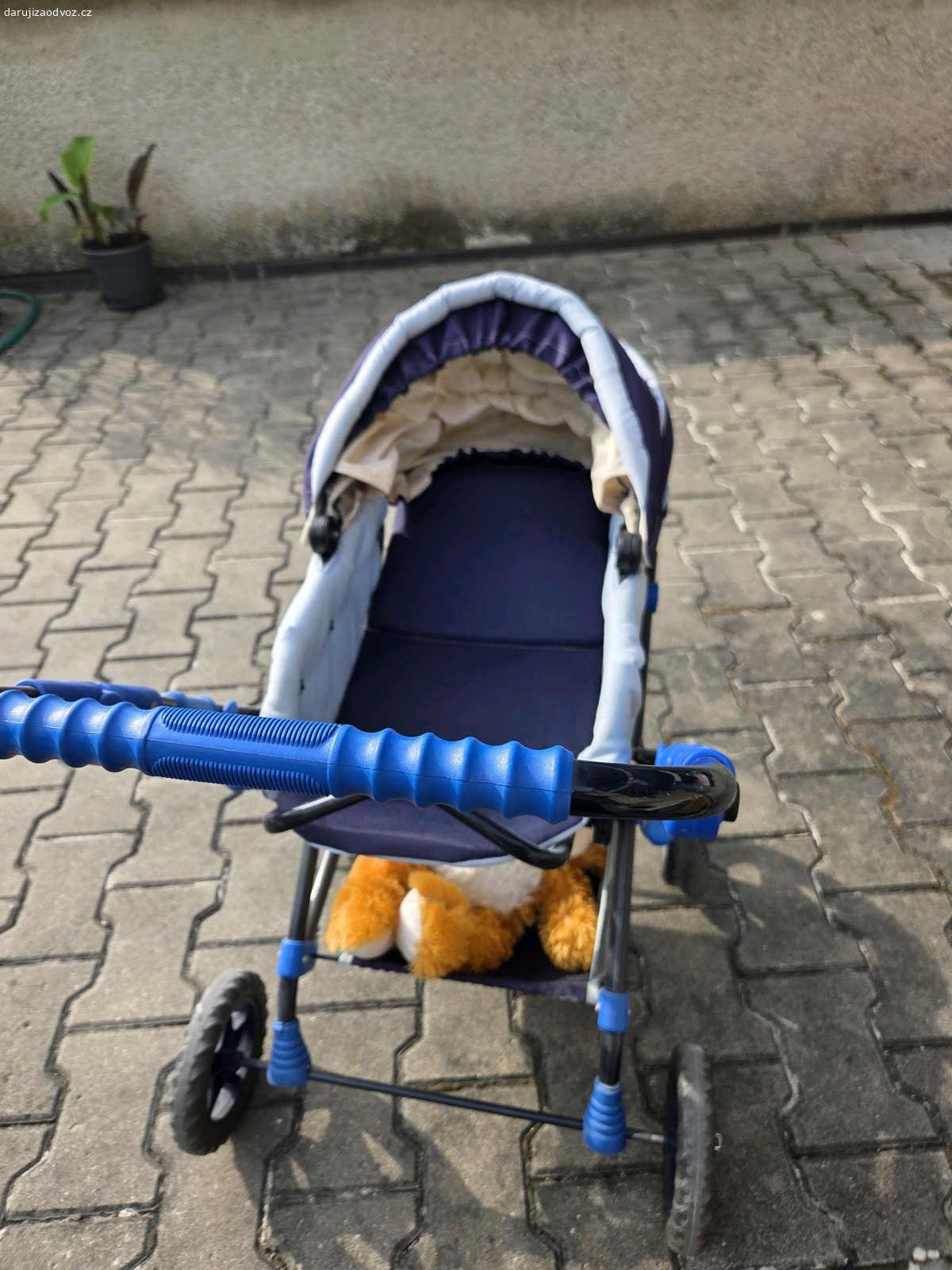 Dětský kočárek. Kočárek je bez závad jako nový. Žádná hrkotka je pevný jako velké kočárky.