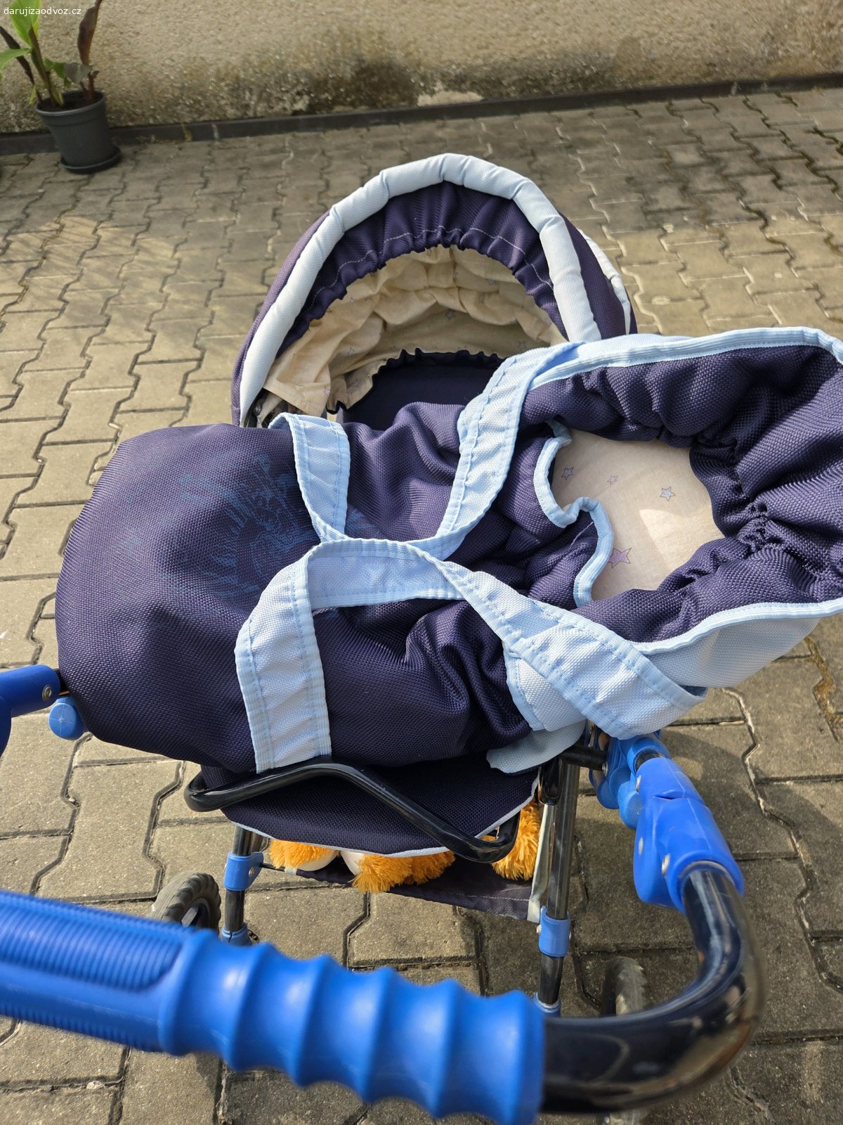Dětský kočárek. Kočárek je bez závad jako nový. Žádná hrkotka je pevný jako velké kočárky.