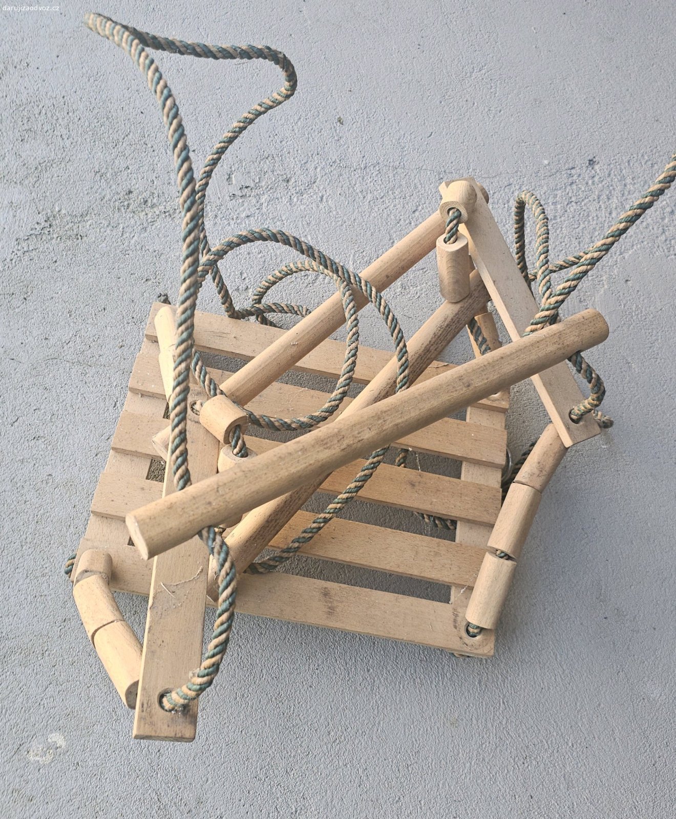 Dětský nábyteček houpačka, tabule at. Dám za odvoz dětský nábyteček vhodný na zahradu nebo opravit. Starší houpačka, Ikea tabule (z jedné strany černá, z druhé bílá), židlička pro batole (nutno znovu pevně přichytit opěrátko a pultík), dětský světlý mini stoleček ve výborném stavu, starý hnědý stoleček s šuplíkem (nutno natřít), štokrlátko (nutno opravit sedátko). Prosím untno, abyste si odvezli všechno ?. Přidám dětský krumpáček, hrábičky