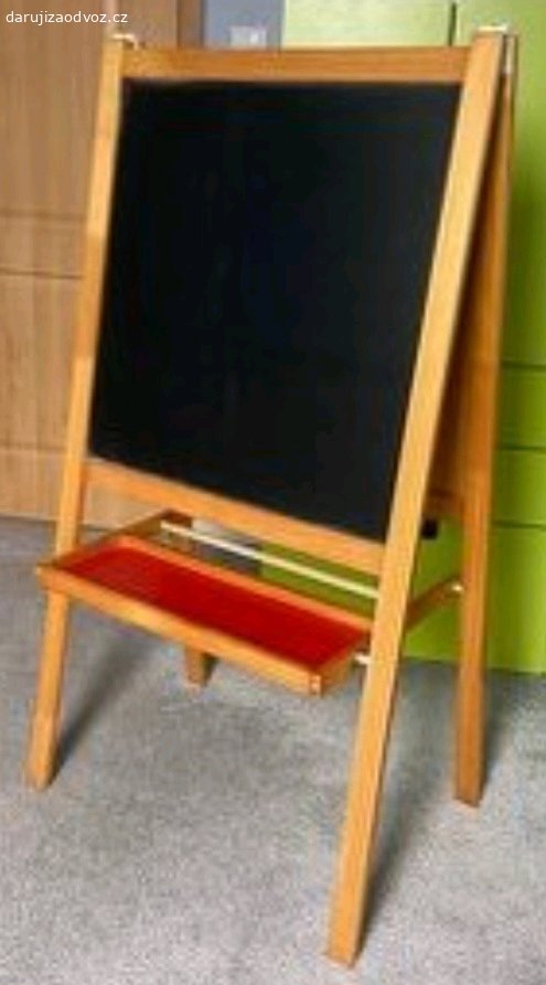 Dětský nábyteček vhodný na zahradu. Dám za odvoz dětský nábyteček vhodný na zahradu nebo opravit. Starší Ikea tabule (z jedné strany černá, z druhé bílá), židlička pro batole (nutno znovu pevně přichytit opěrátko a pultík), dětský světlý mini stoleček ve výborném stavu, starý hnědý stoleček s šuplíkem (nutno natřít), štokrlátko (nutno opravit sedátko). Prosím untno, abyste si odvezli všechno ?. Přidám dětský krumpáček, hrábičky