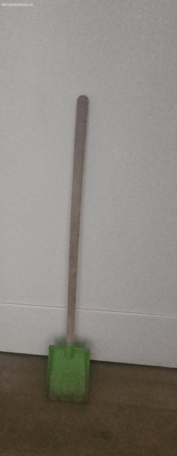 Dětský nábyteček vhodný na zahradu. Dám za odvoz dětský nábyteček vhodný na zahradu nebo opravit. Starší Ikea tabule (z jedné strany černá, z druhé bílá), židlička pro batole (nutno znovu pevně přichytit opěrátko a pultík), dětský světlý mini stoleček ve výborném stavu, starý hnědý stoleček s šuplíkem (nutno natřít), štokrlátko (nutno opravit sedátko). Prosím untno, abyste si odvezli všechno ?. Přidám dětský krumpáček, hrábičky