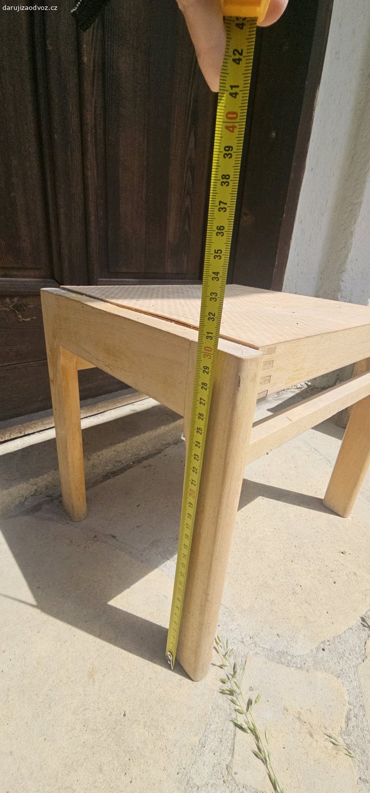 Dětský nábyteček vhodný na zahradu. Dám za odvoz dětský nábyteček vhodný na zahradu nebo opravit. Starší Ikea tabule (z jedné strany černá, z druhé bílá), židlička pro batole (nutno znovu pevně přichytit opěrátko a pultík), dětský světlý mini stoleček ve výborném stavu, starý hnědý stoleček s šuplíkem (nutno natřít), štokrlátko (nutno opravit sedátko). Prosím untno, abyste si odvezli všechno ?. Přidám dětský krumpáček, hrábičky