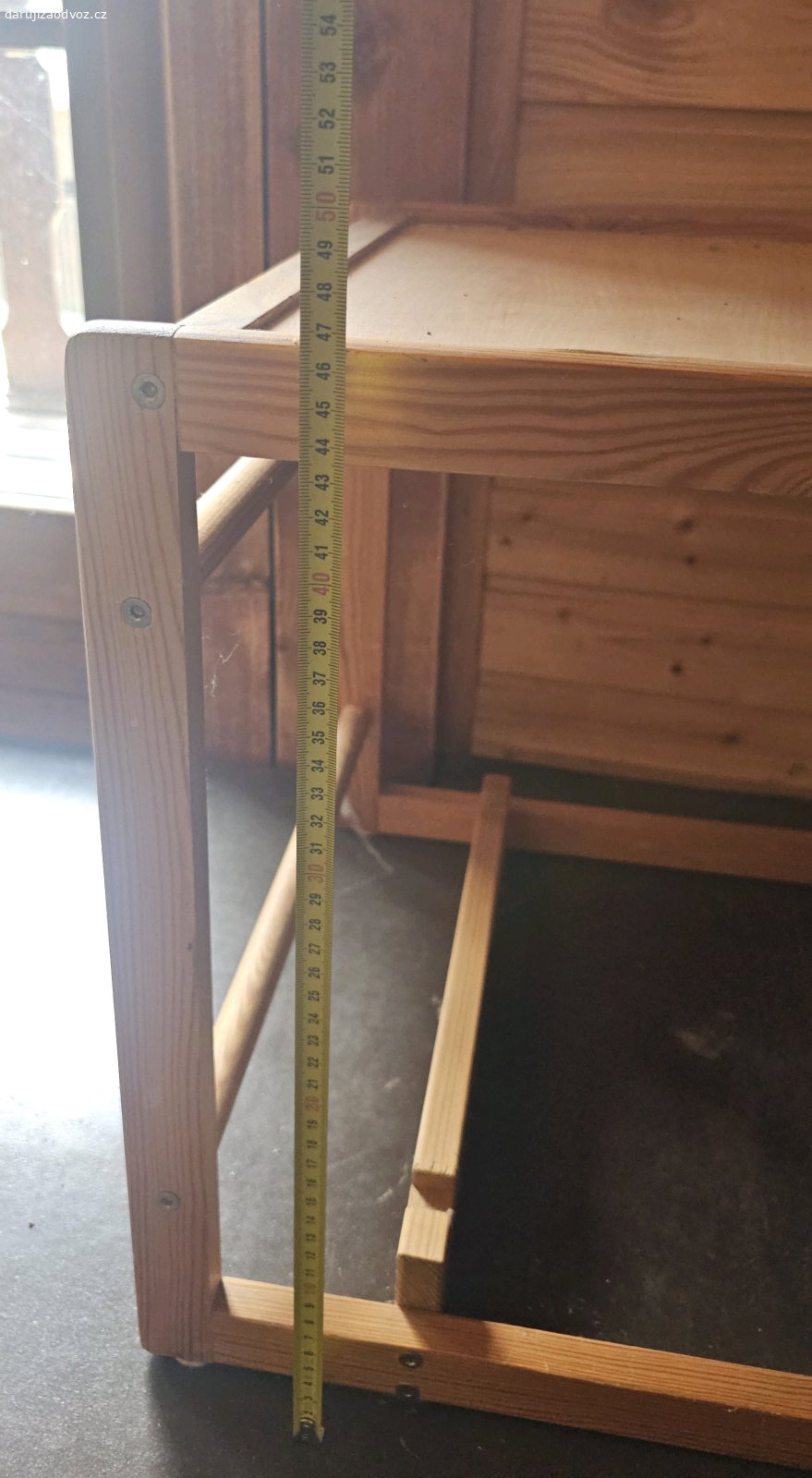 Dětský nábyteček vhodný na zahradu. Dám za odvoz dětský nábyteček vhodný na zahradu nebo opravit. Starší Ikea tabule (z jedné strany černá, z druhé bílá), židlička pro batole (nutno znovu pevně přichytit opěrátko a pultík), dětský světlý mini stoleček ve výborném stavu, starý hnědý stoleček s šuplíkem (nutno natřít), štokrlátko (nutno opravit sedátko). Prosím untno, abyste si odvezli všechno ?. Přidám dětský krumpáček, hrábičky