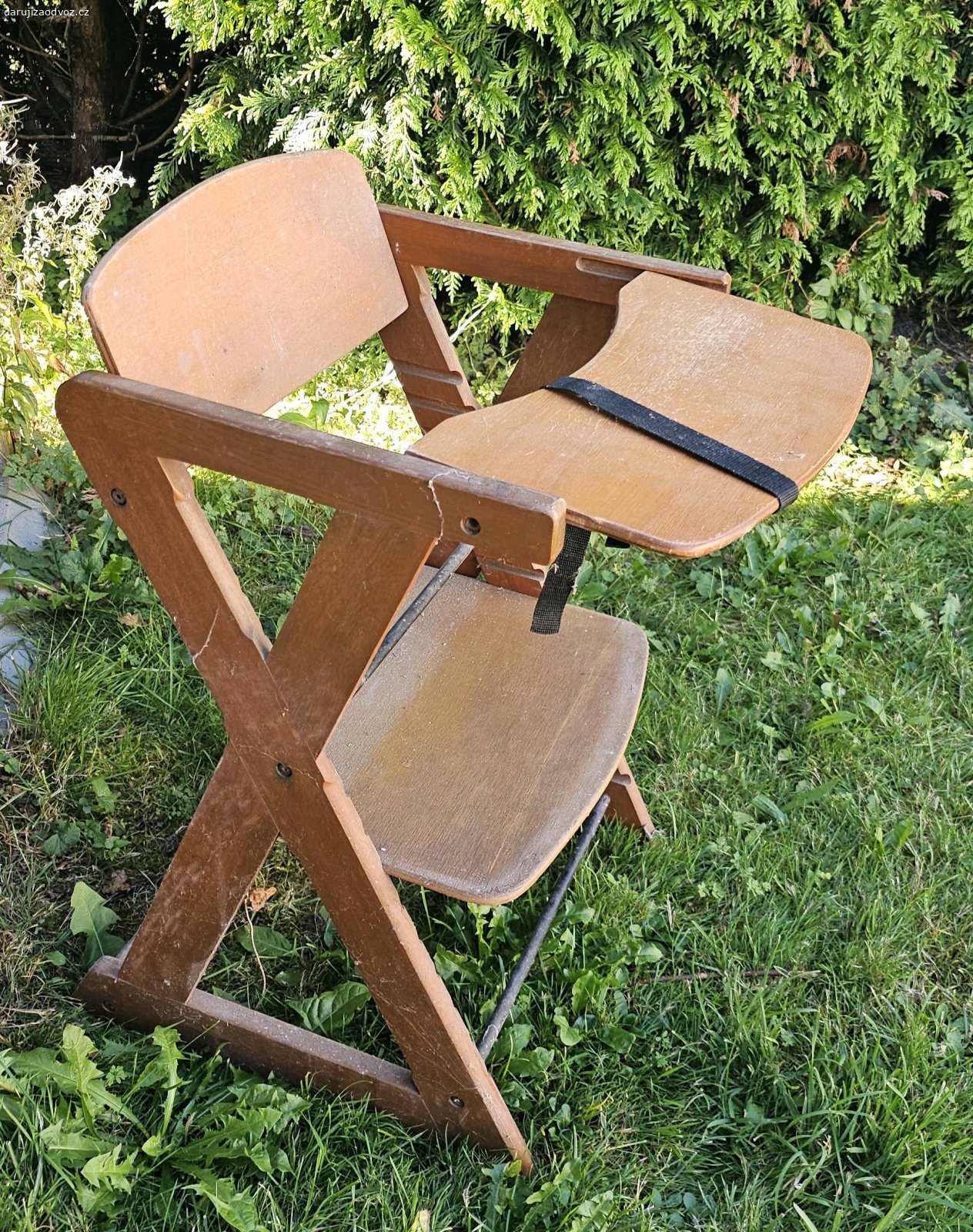 Dětský nábyteček vhodný na zahradu. Dám za odvoz dětský nábyteček vhodný na zahradu nebo opravit. Starší Ikea tabule (z jedné strany černá, z druhé bílá), židlička pro batole (nutno znovu pevně přichytit opěrátko a pultík), dětský světlý mini stoleček ve výborném stavu, starý hnědý stoleček s šuplíkem (nutno natřít), štokrlátko (nutno opravit sedátko). Prosím untno, abyste si odvezli všechno ?. Přidám dětský krumpáček, hrábičky