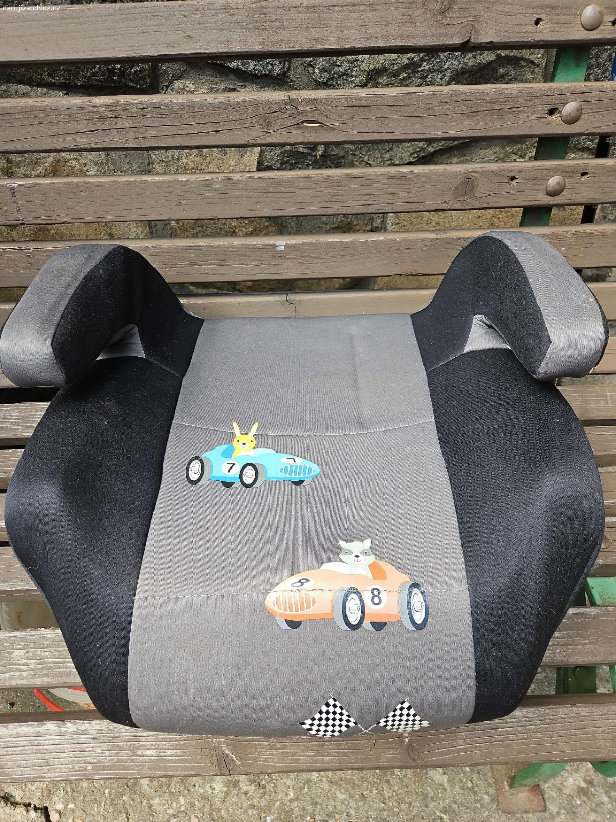 Detský podsedák do auta. Běžné známky užívání, z nekuřáckého auta, nebourané bez Isofixu.