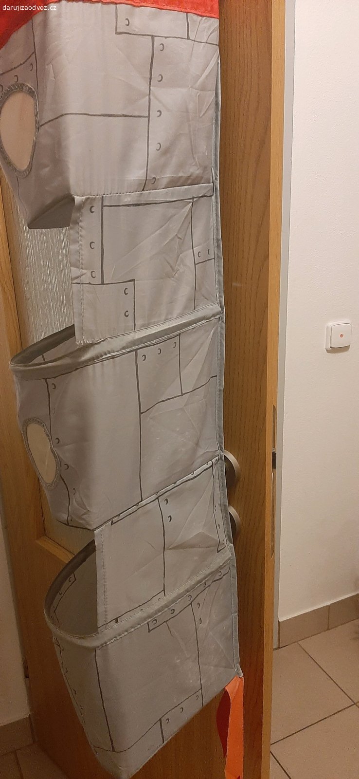 Dětský rohový kapsář. Rohový kapsář Ikea ,ve tvaru rakety. Jedna kapsa lehce natržená,ale drží a není to skoro vidět. Jinak bezvadný stav.