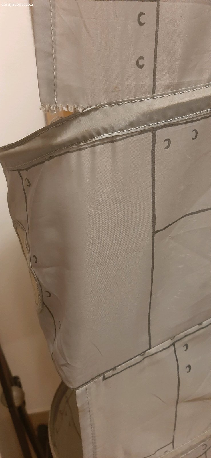 Dětský rohový kapsář. Rohový kapsář Ikea ,ve tvaru rakety. Jedna kapsa lehce natržená,ale drží a není to skoro vidět. Jinak bezvadný stav.