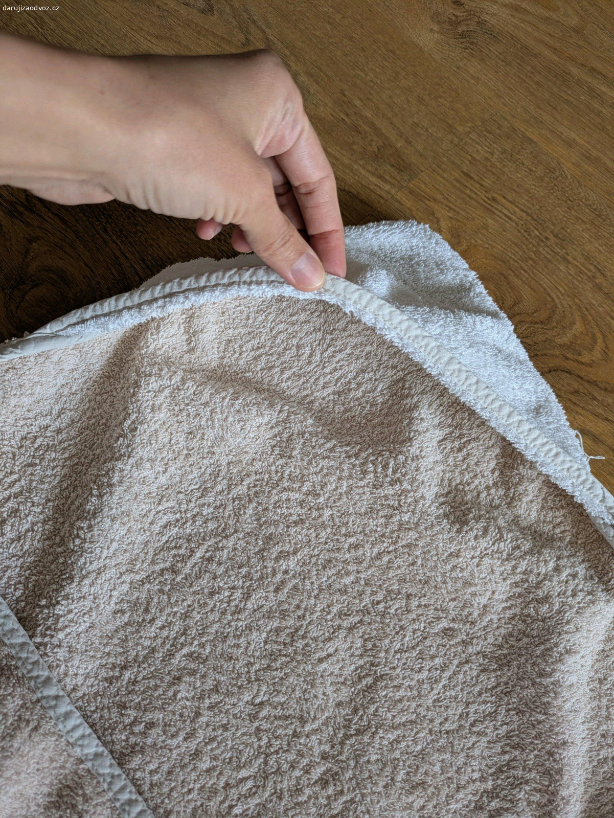 Dětský ručník / osuška s kapucí. Hodně používaný, je už taký drsný, ale možno keď sa vysuší v sušičke, tak ešte zmäkne. (my sušičku nemáme...)