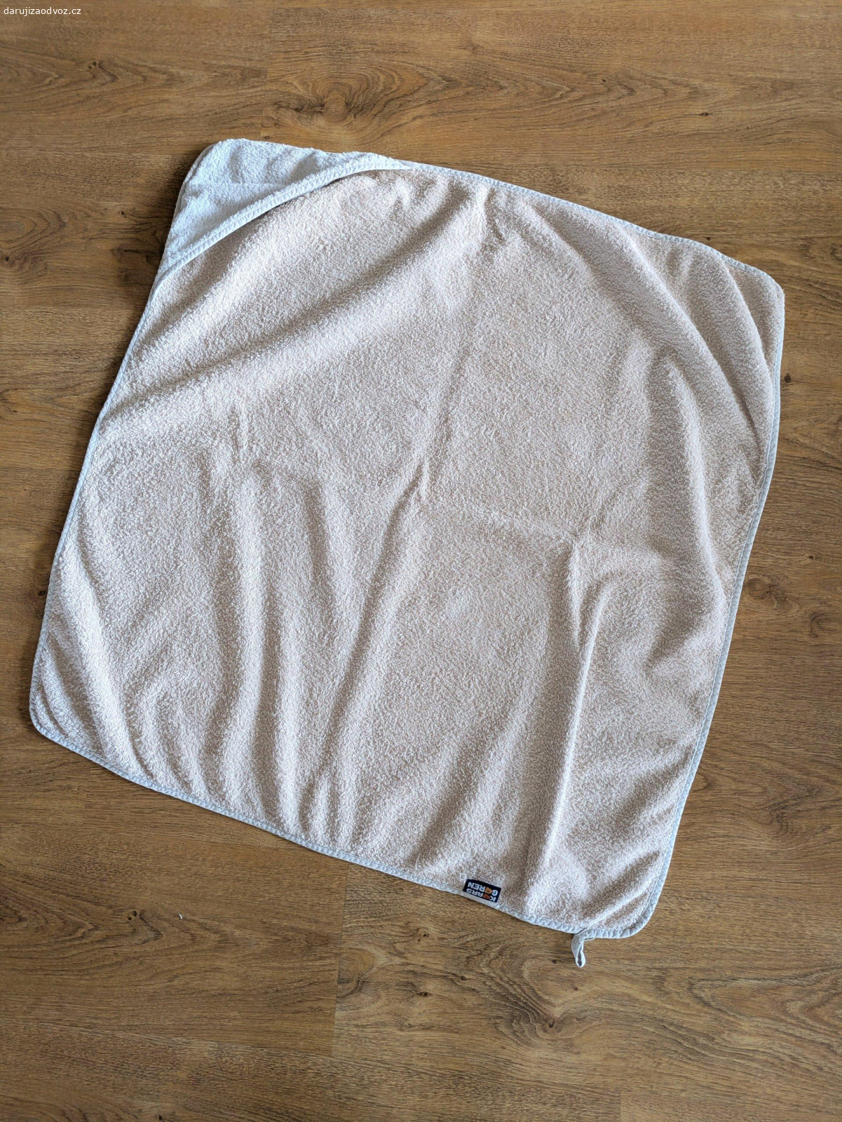 Dětský ručník / osuška s kapucí. Hodně používaný, je už taký drsný, ale možno keď sa vysuší v sušičke, tak ešte zmäkne. (my sušičku nemáme...)