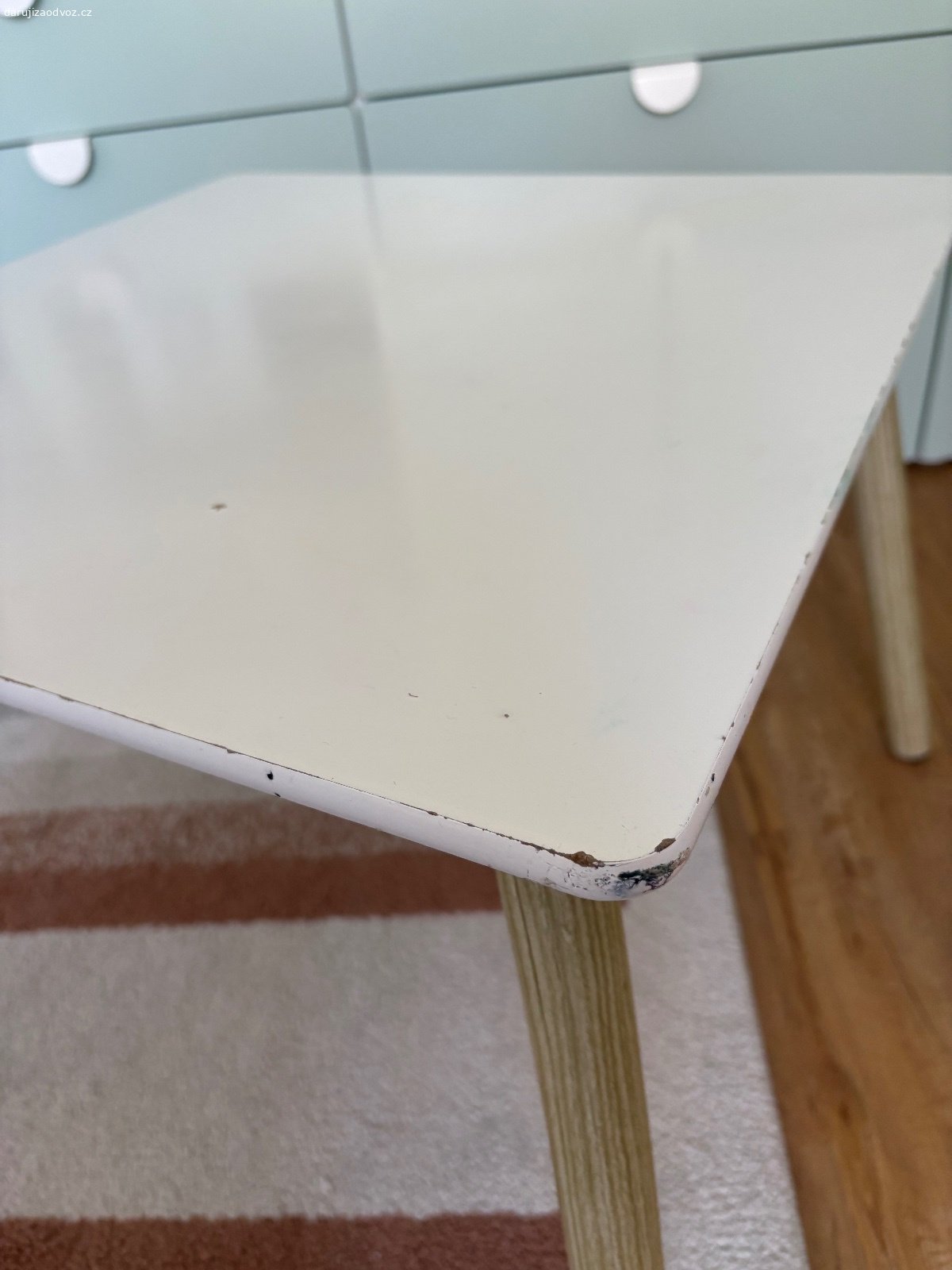 Dětský stůl. Odřený a na par místech flek. Funkční.