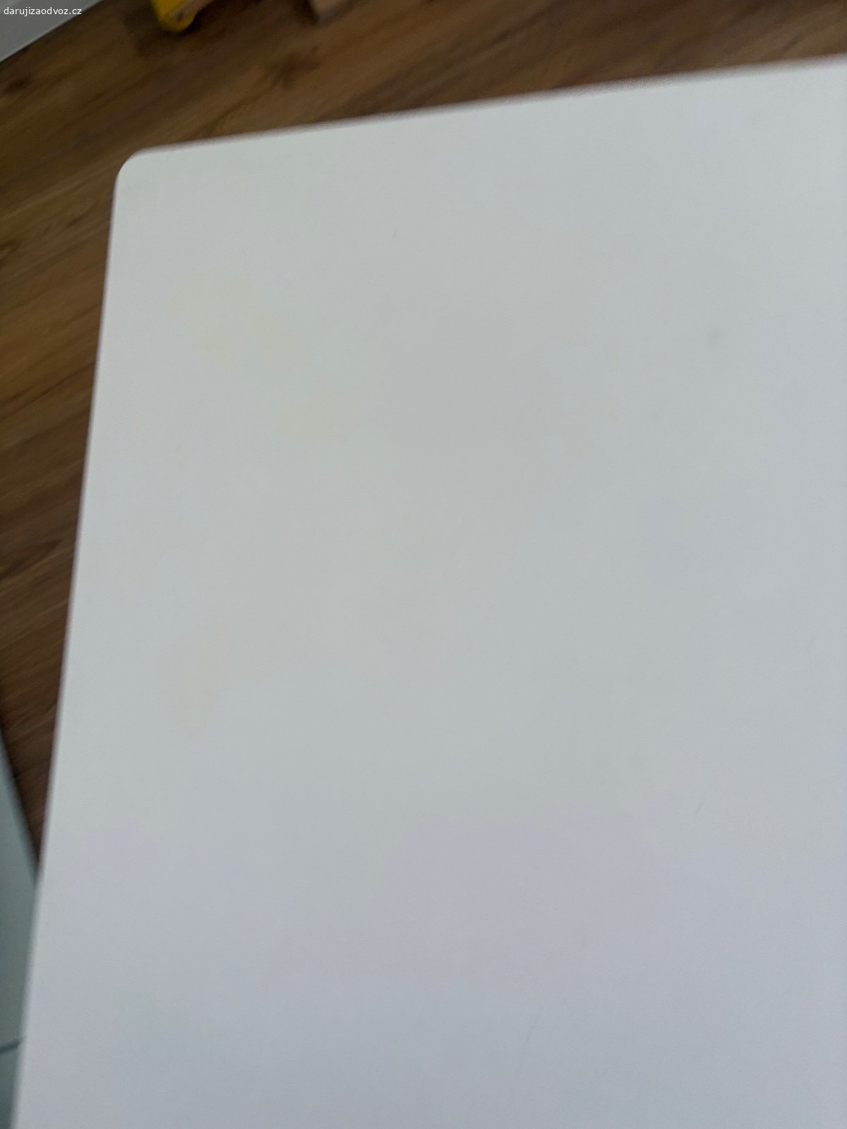 Dětský stůl. Odřený a na par místech flek. Funkční.