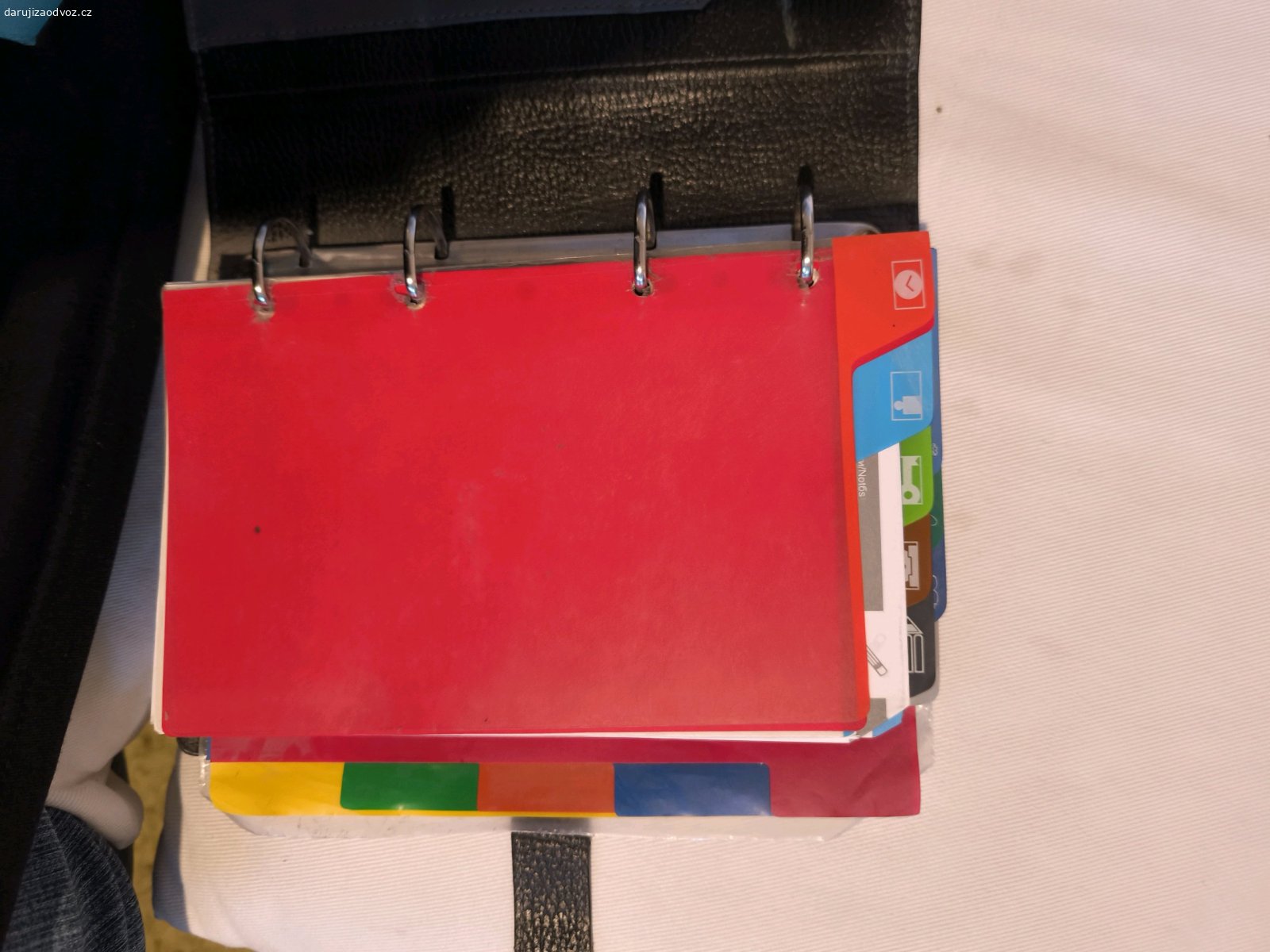 diář ADK A5. kožený, magnetická spona, starší, nejakiu dobu používaný. neaktuální vložka. třeba někdo bude rád. já potřebuji jiný typ, nezažila jsem se.