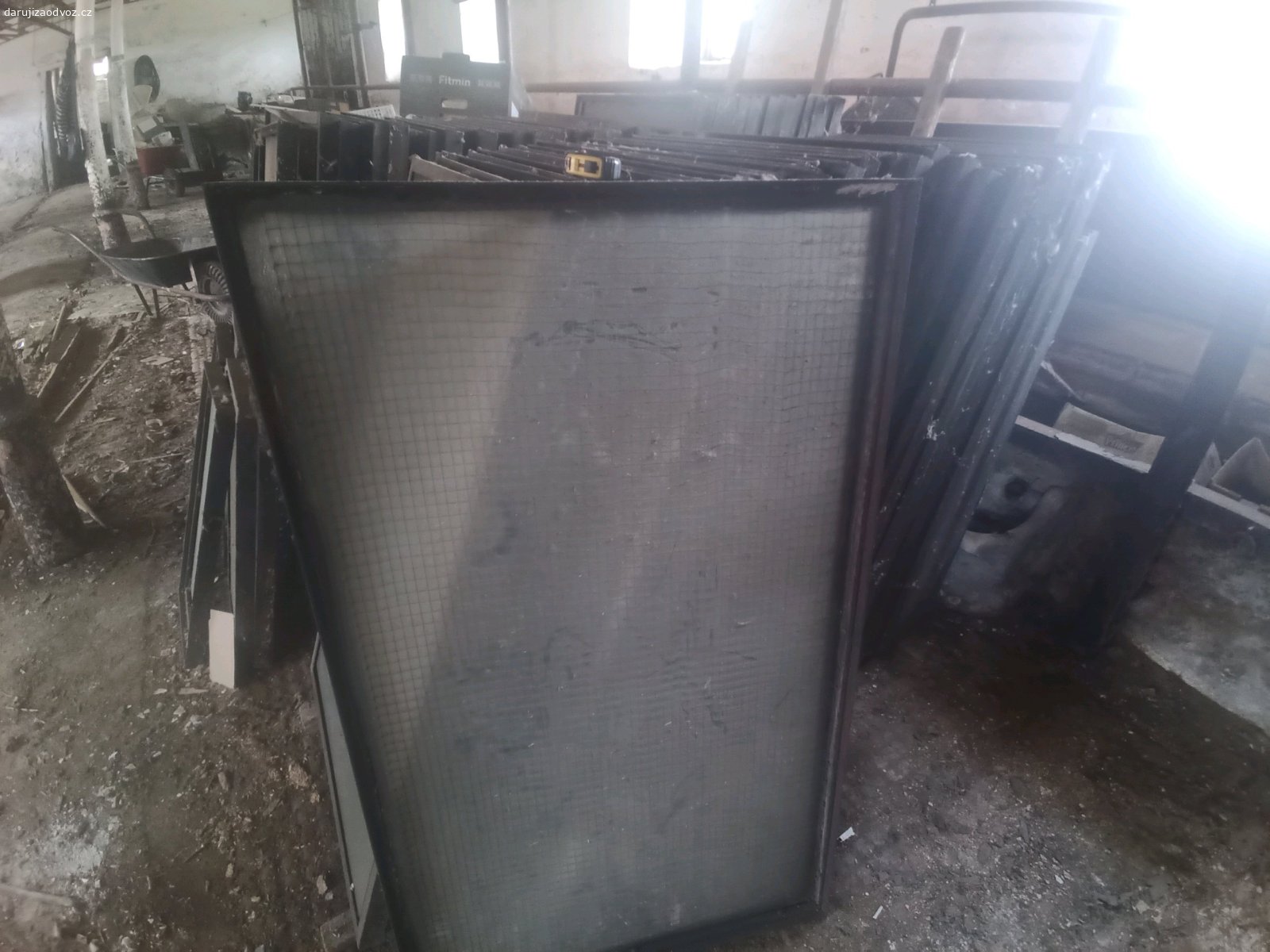 dílce na skleník,nebo zastřešení. Prosklené dílce na stavbu skleníku nebo jakéhokoliv zastřešení.
59ks ... 122x72cm
15ks ... 129x72cm
4 ks.....  102x72 cm
 5 ks ...    37x72 cm
Materiál drátosklo v kovovém rámu. Možno i zajistit dopravu.