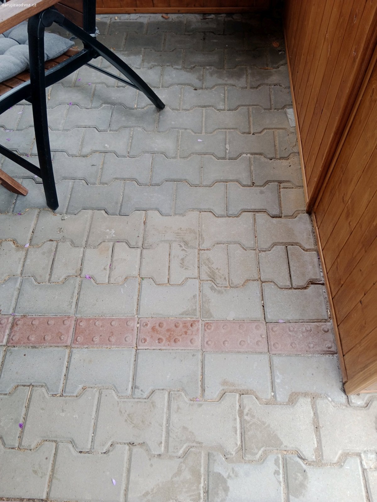 Dlažba. Daruji přechodovou červenou dlažbu cca 48 ks, půlky cca 80 ks, ukončovací cca 96 ks a íčko cca 156 ks, velikosti jsou 2 (6 cm až 8 cm). Dohromady je toho cca 9 m.