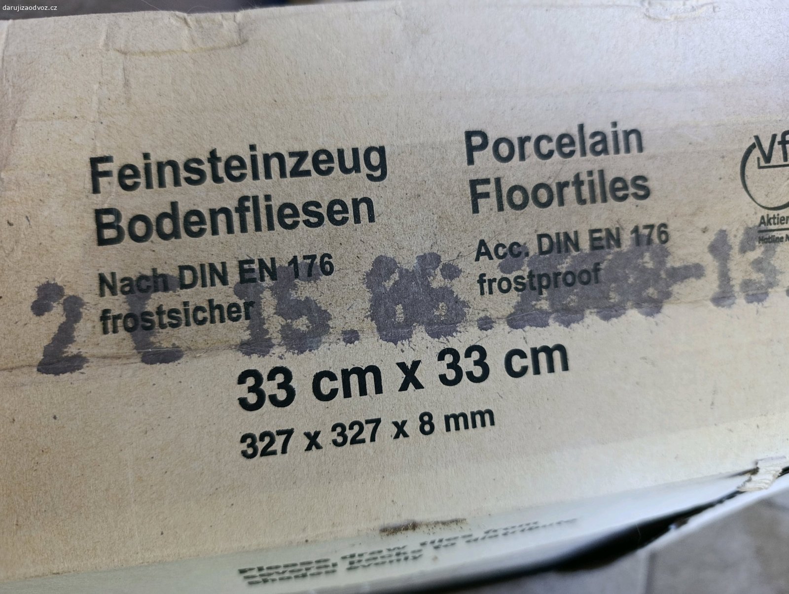 dlažba. Barva je tmavší než na obrázku, hnědočervená. 3 ks celé, 2 ks z malé části uřízlé.