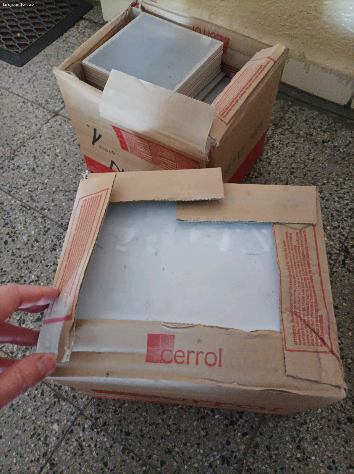 kachličky. daruji čtyři balení nových dlaždic odstíny modrá světlejší a tmavá. jsou starší ale nepoužitý