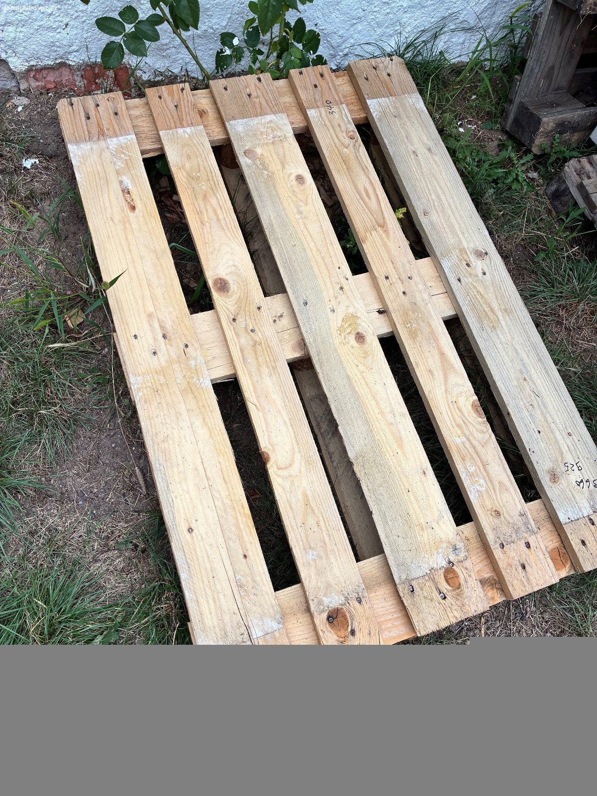 Dlazebni kostky, palety a betonove schody. Daruji za odvoz kostky, 7 ks drevenych palet (1 znicenejsi), 2 betonove schody 100 cm sirka, 30 cm hloubka. Ne po castech, pouze vsechno dohromady. Nalozit si to prosim musite sami.