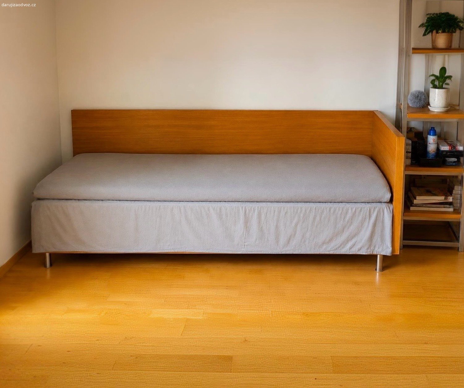 dobrá postel s ortopedickou matrací. velmi dobrá postel 90x200 vyrobená na zakázku. Stará 4 roky + ortopedická matrace (~25-30 cm tloušťka) za odvoz