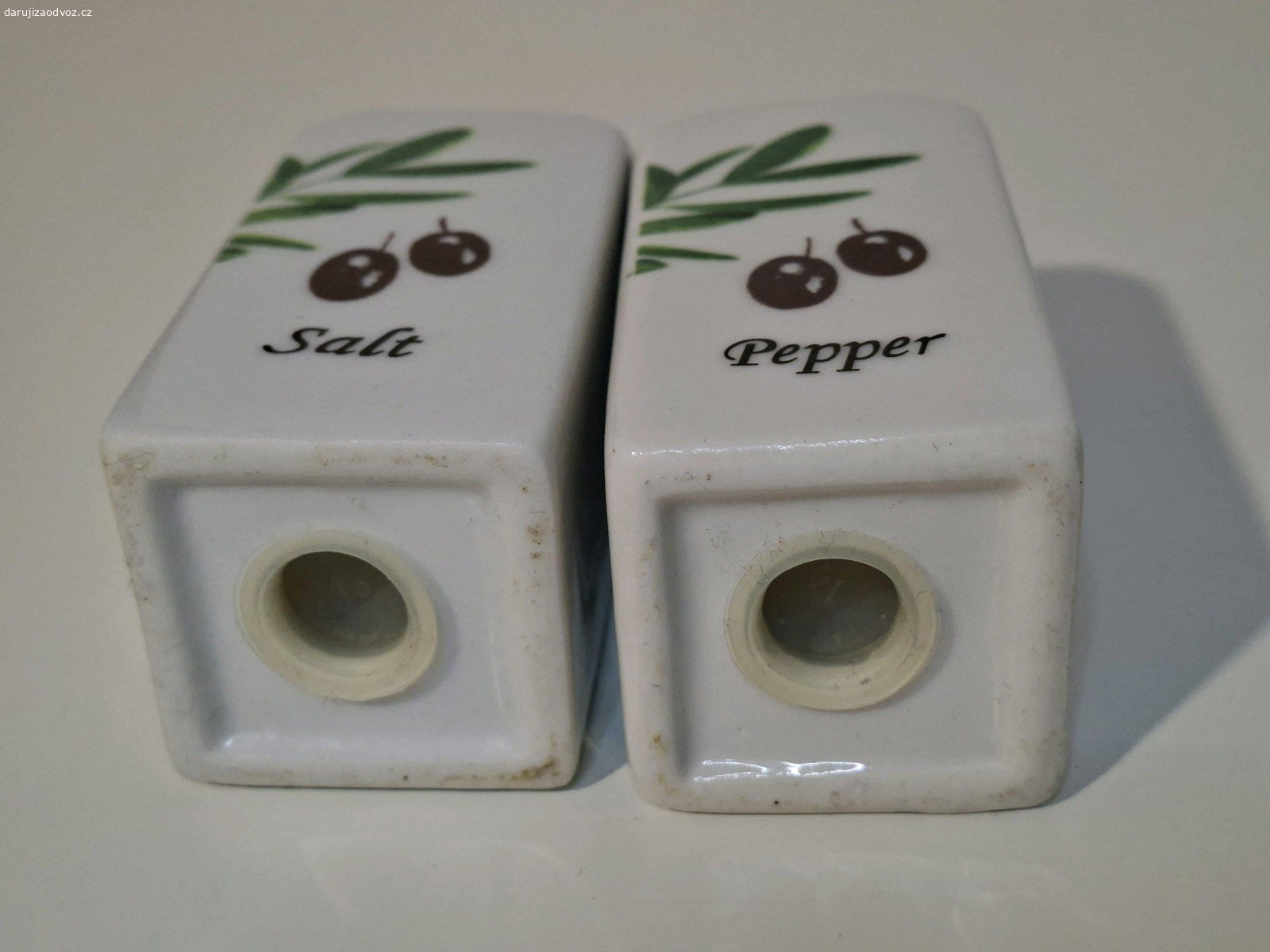 Dochucovací keramická sada. Daruji dochucovací sadu. Ke mě se dostala z druhé ruky ale nevyužiju ji. Zevnitř vypadá nepoužívaně, zvenku jsou dna nádobek jsou trochu ošoupaná a zašpiněná.