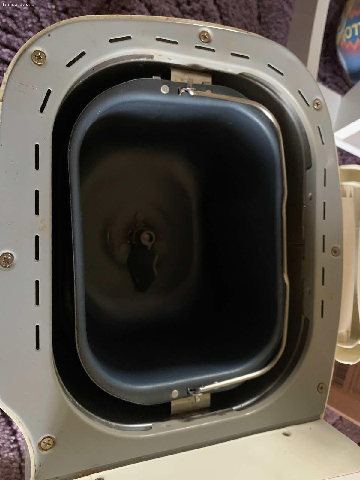 Domaci pekarna. Dostala jsem ji,nedari se mi v ni udelat dobry chleba,pani prede mnou udajne slo,navod k ni jsem na netu nenasla. Zkousela jsem 3 programy a uz se mi nechce zkouset dal. 
Prosim pouze pokud mate vazny zajem a chcete si ji opravdu vyzvednout,mam zde spatne zkusenosti,diky