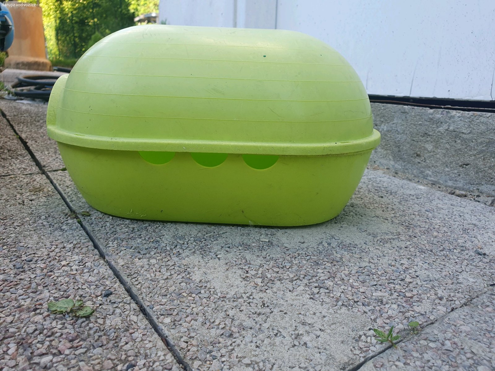 Domeček morče - plast. Nese známky opotřebení, ale jinak funkční