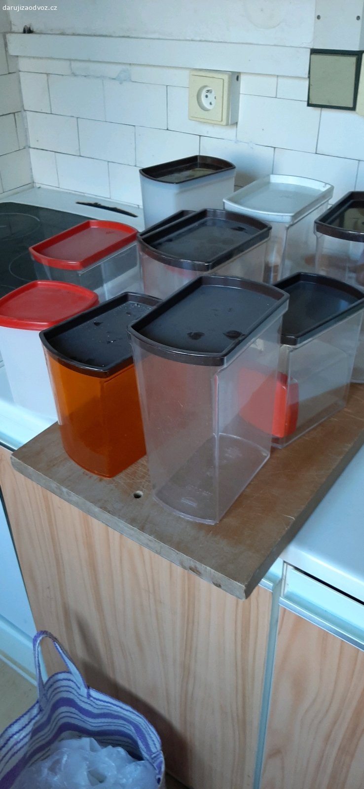 Dózy. Plastové dózy různých velikostí , pevný plast, víko na každé.