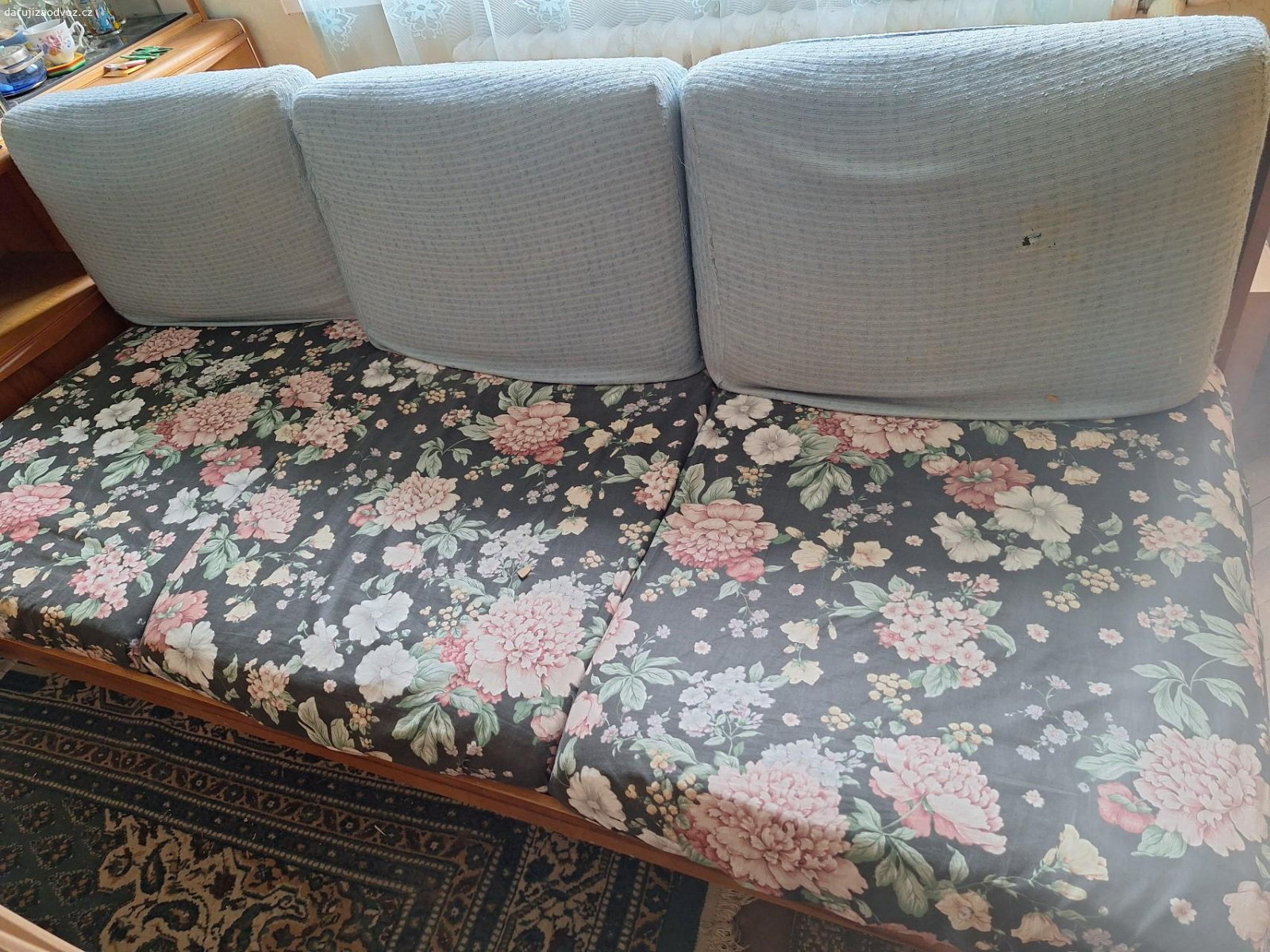 Dřevěná postel. Dřevěná postel s matrací a polštáři