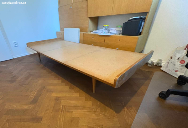 Dřevěná postel
