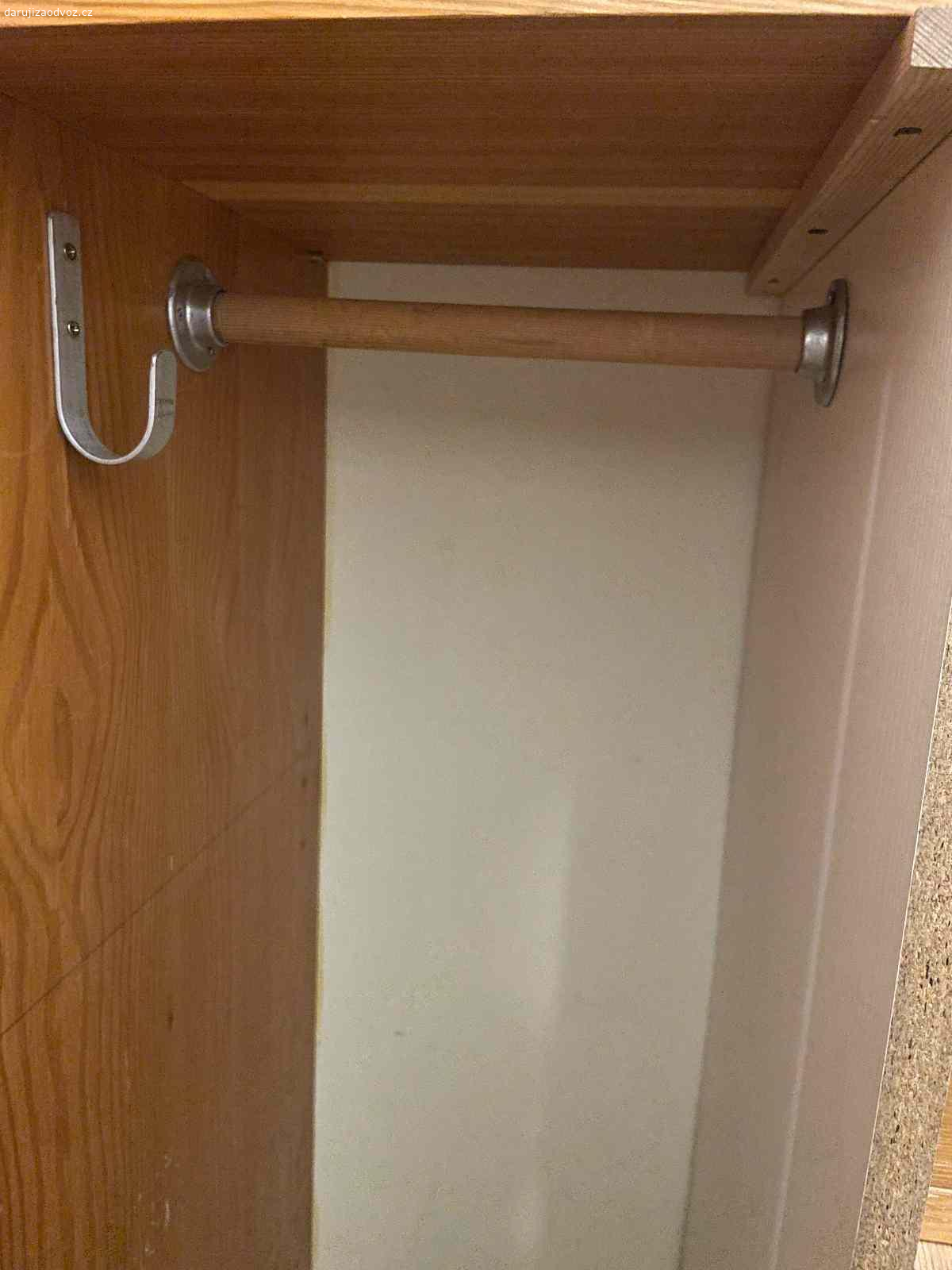 Dřevěná šatní skříň. Daruji za odvoz dřevěnou šatní skříň. Má jen špatně seřízené panty (protože jsem to dělal já) dají se seřídit správně. Poličky jsou vyndavací, jinak zda se dá rozložit více netuším. Přenechám jí tak, jak je.