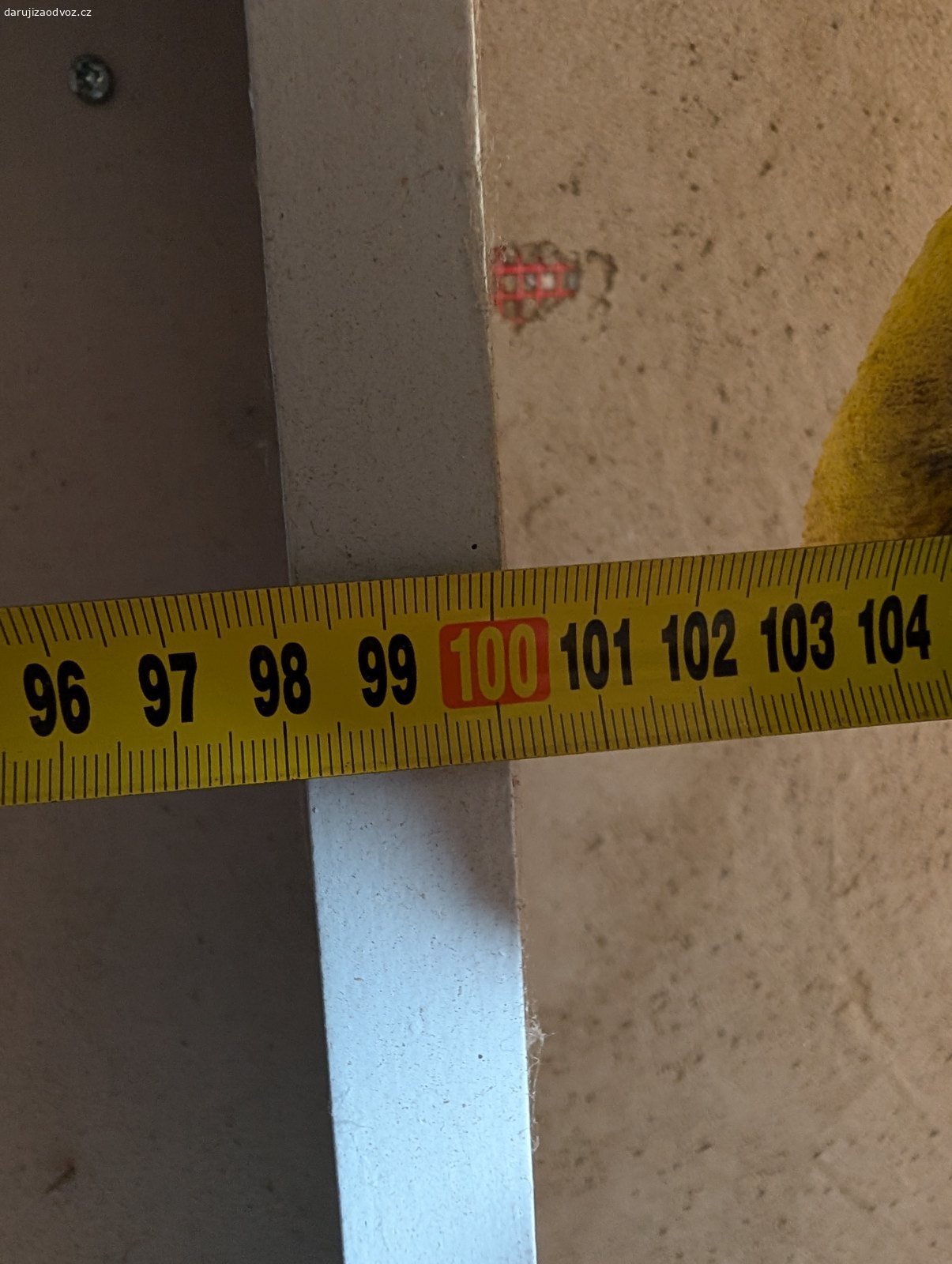 Dřevěná šedá police s konzolami, 100 cm #131. Přenechám dřevěnou polici natřenou na šedo, s nástěnnými konzolami.

• Materiál: dřevo, šedý nátěr (není kov)
• Délka: cca 100 cm (na fotkách je přiložený metr)
• Součástí: nástěnné konzoly
• Stav: použité, funkční

Hodí se do dílny, spíže nebo garáže. Šedý nátěr snese víc než holé dřevo,
ale do trvale mokrého prostředí bych ji nedával.

Pište prosím SMS a rovnou uveďte, kdy si můžete věc vyzvednout.

Nevyhrává nejrychlejší — vybírám podle toho, kdo si inzerát přečetl a s kým se dá spolehlivě domluvit. Na čem se domluvíme, to platí.

Oblast: Stodůlky / Řeporyje.

Při dotazu prosím uveďte značku #131 — ať vím, o kterou položku jde.