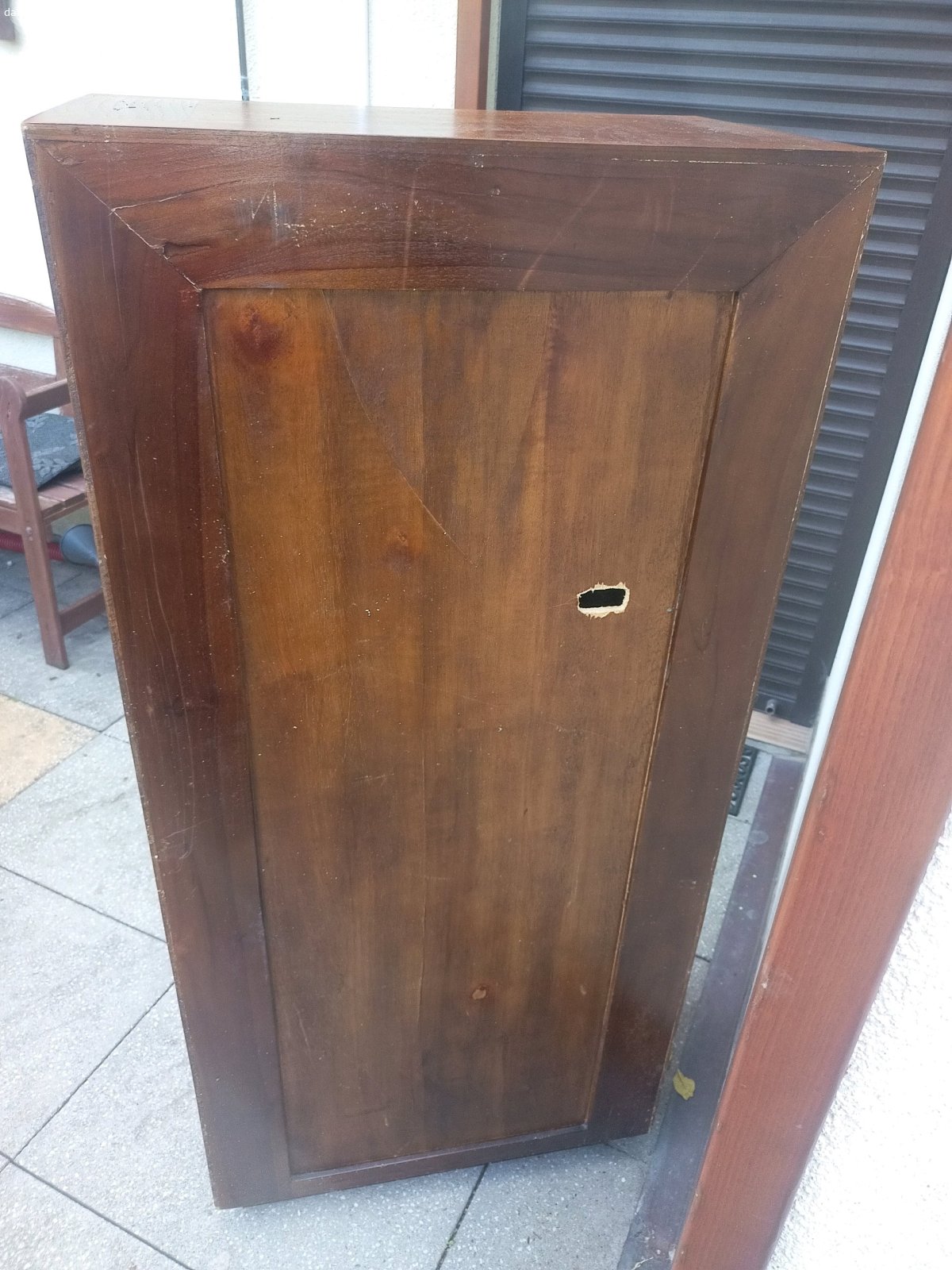 Dřevěná skříňka. Nabízíme za odvoz dřevěnou skříňku, ca 150 cm. Má 5 šuplíků, v zadním panelu vyříznutou dírku, viz foto. Jeví známky opotřebení. Pouze osobní odběr, odvoz Praha 6-Liboc. Je těžká, nemohu pomoci při stěhování.