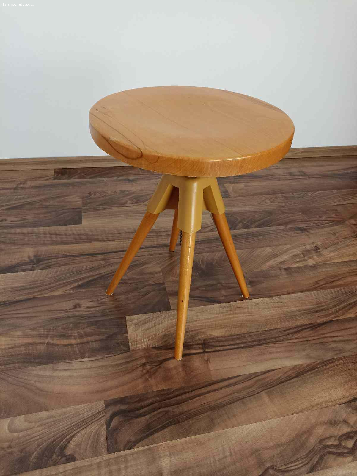 Dřevěná stolička. Dřevěná stolička, výška nastavitelná otočným sedákem.