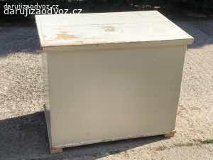 Dřevěná truhla. Daruji za odvoz starou truhlu, 86x56x72 cm. Spěchá. Nejrychlejší odvoz dostane přednost...