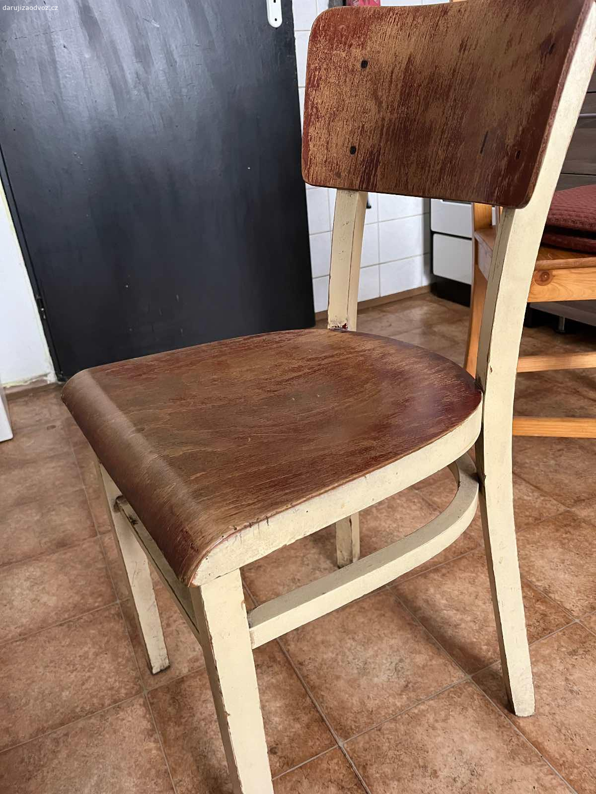 Dřevěná židle k renovaci. Starý, poctivý kousek