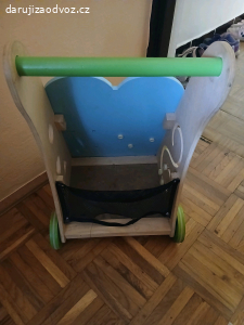 dřevěné chodítko.