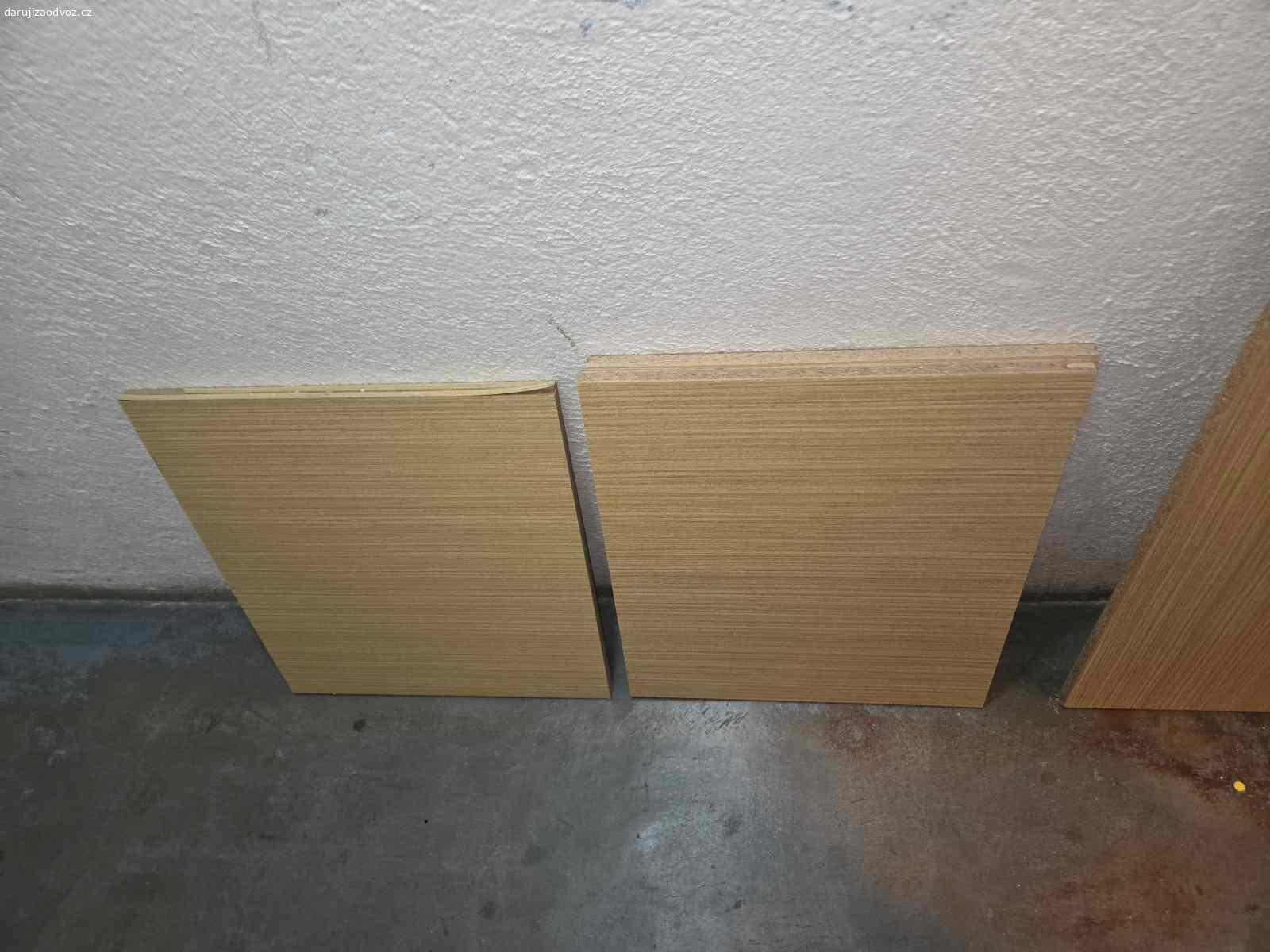 Dřevěné desky, police. Dřevěné desky, police, myslím, že jsou z toho Universal nábytku. Byly uschované ve sklepě. 

Rozměry - zaokrouhleny na půlcentimetry.

2ks 46 x 51 cm
1ks 46 x 25,5 cm
2ks 46 x 54 cm
1ks 26,5 x 96,5 cm
Ta největší na fotce už je pryč

Uhříněveská ulice, Praha 10, Skalka