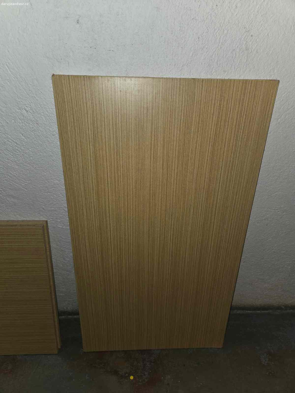Dřevěné desky, police. Dřevěné desky, police, myslím, že jsou z toho Universal nábytku. Byly uschované ve sklepě. 

Rozměry - zaokrouhleny na půlcentimetry.

2ks 46 x 51 cm
1ks 46 x 25,5 cm
2ks 46 x 54 cm
1ks 26,5 x 96,5 cm
Ta největší na fotce už je pryč

Uhříněveská ulice, Praha 10, Skalka